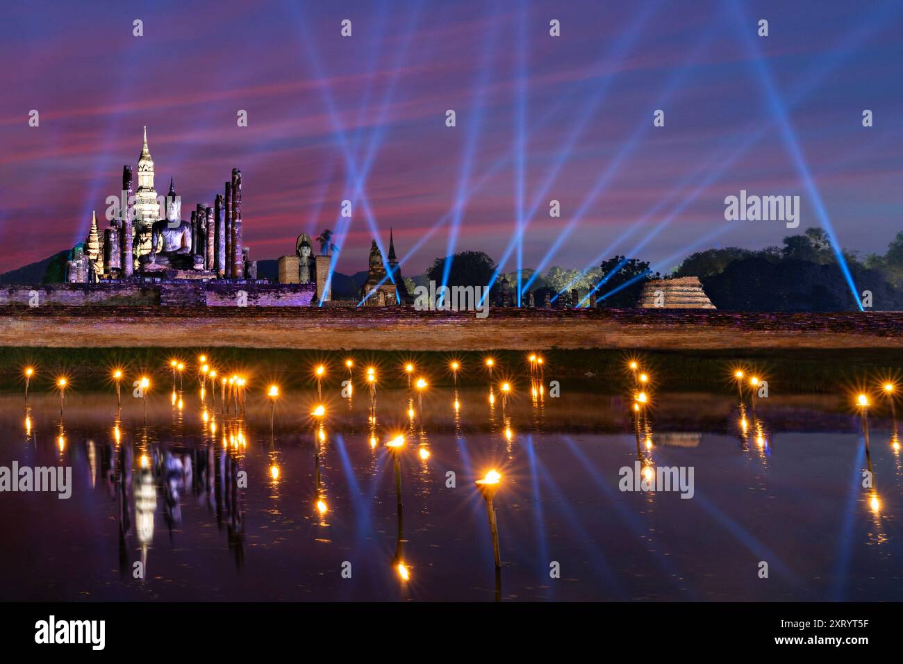 Tempio Wat Mahathat di notte a Sukhothai, Thailandia Foto Stock