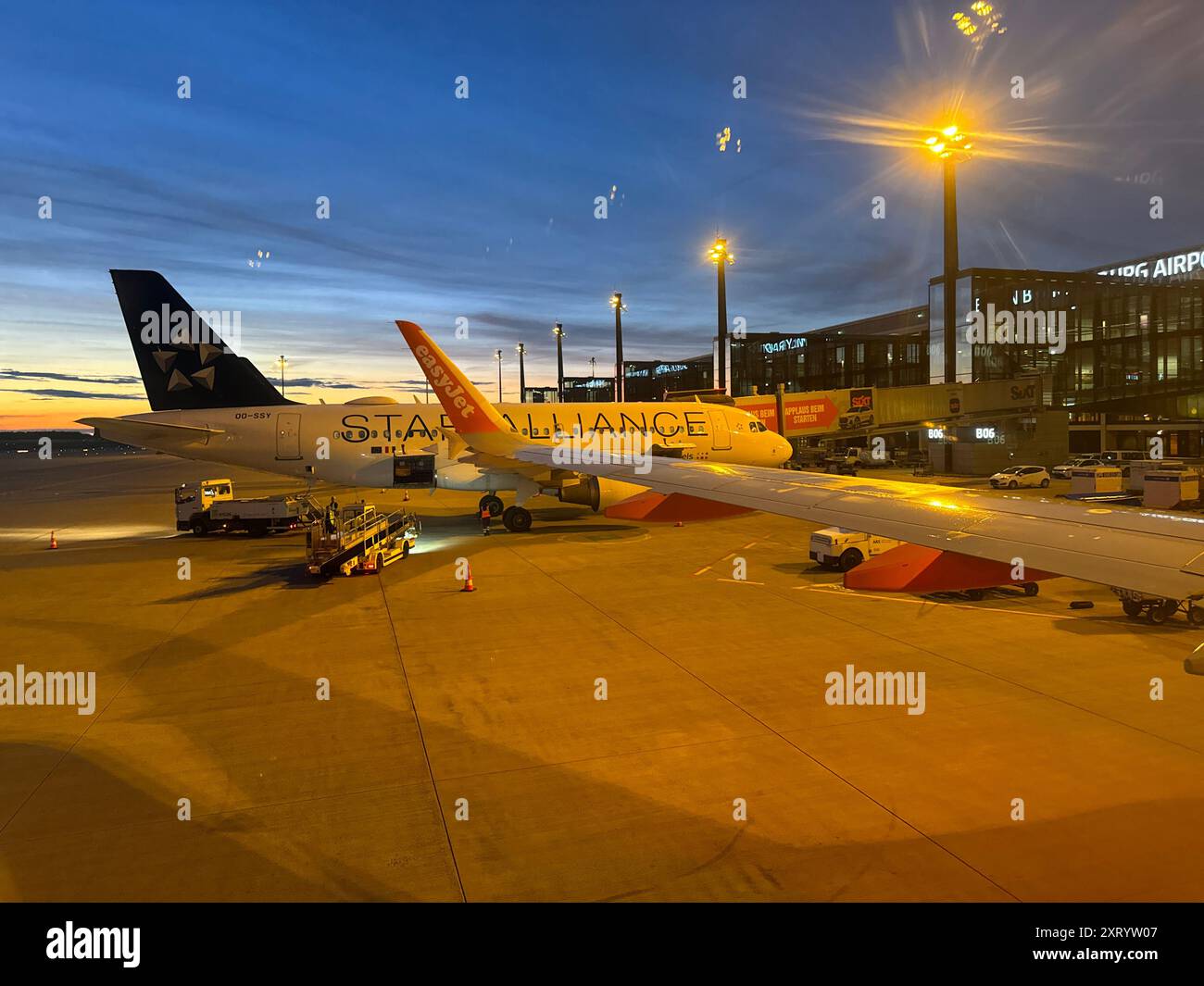 Volo easyJet all'aeroporto di Berlino-Brandeburgo al tramonto Foto Stock