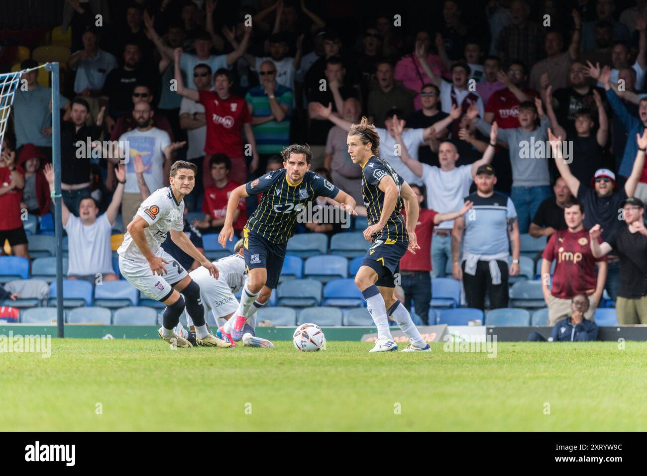 Southend Utd contro York City nel 2024-25 Vanarama National League at Roots Hall. Primo gioco sotto nuova proprietà COSU. Sostenitori di Jack Bridge e York City Foto Stock