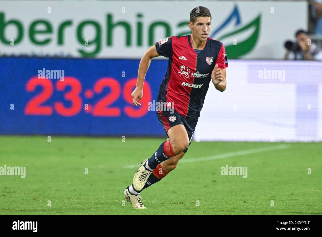 Cagliari, Italia. 12 agosto 2024. Il centrocampista del Cagliari Matteo Prati in azione durante la partita di Coppa Italia tra Cagliari calcio e Carrarese all'Unipol Domus di Cagliari, Sardegna - lunedì 12 agosto 2024. Sport - calcio (foto di Gianluca Zuddas/Lapresse) credito: LaPresse/Alamy Live News Foto Stock