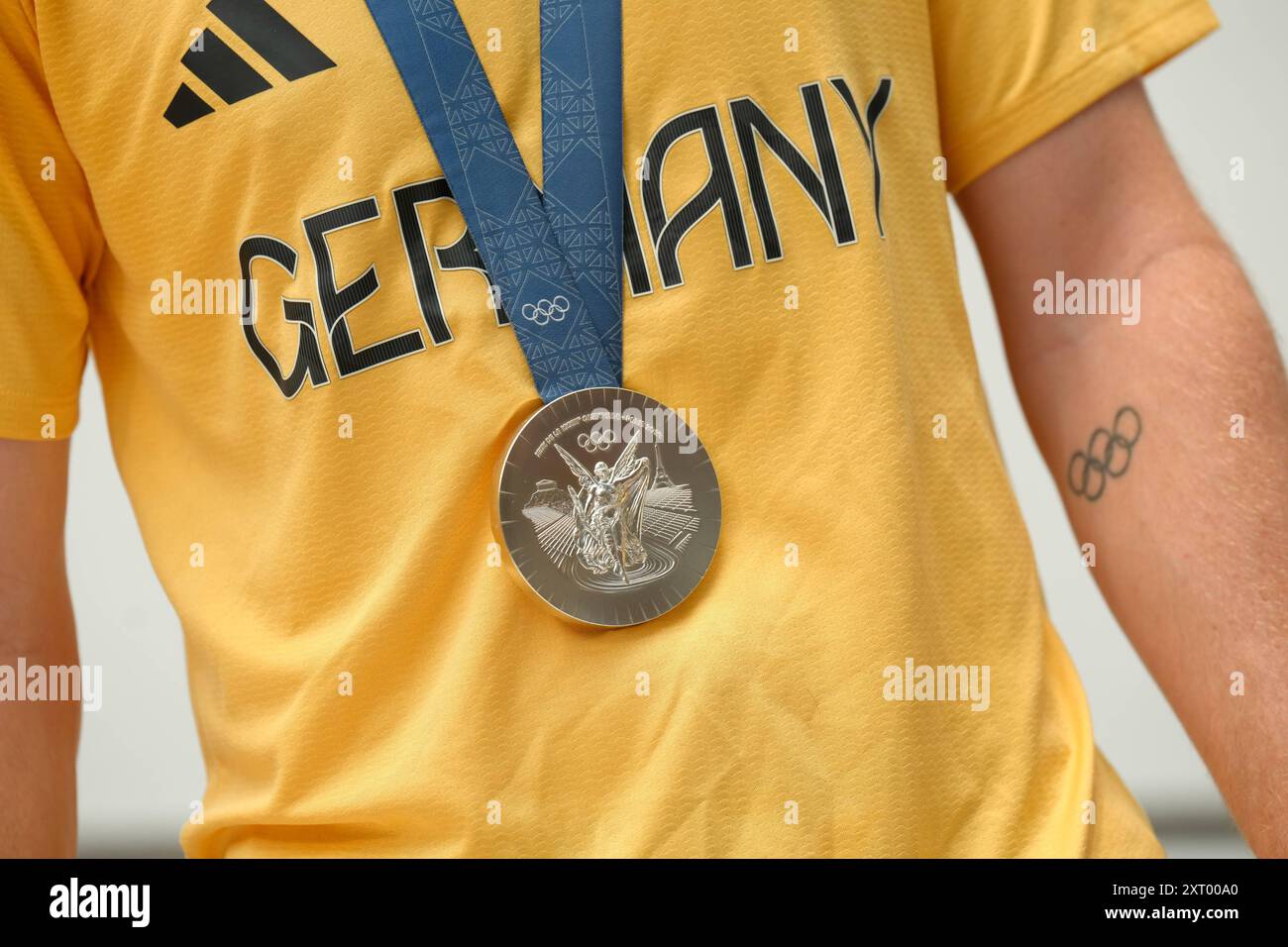 Empfang der Deutschen Olympia Mannschaft 2024 a Koeln Symbolfoto einer Silbermedaille des deutschen Olympia-Team und Team Deutschland bei den olympischen Sommerspiele 2024 a Parigi Koeln Nordrhein-Westfalen Deutschland *** ricevimento della squadra olimpica tedesca 2024 a Colonia foto simbolica di medaglia d'argento della squadra olimpica tedesca e della squadra tedesca alle Olimpiadi estive del 2024 a Parigi, Colonia Nord Renania-Vestfalia Germania Foto Stock