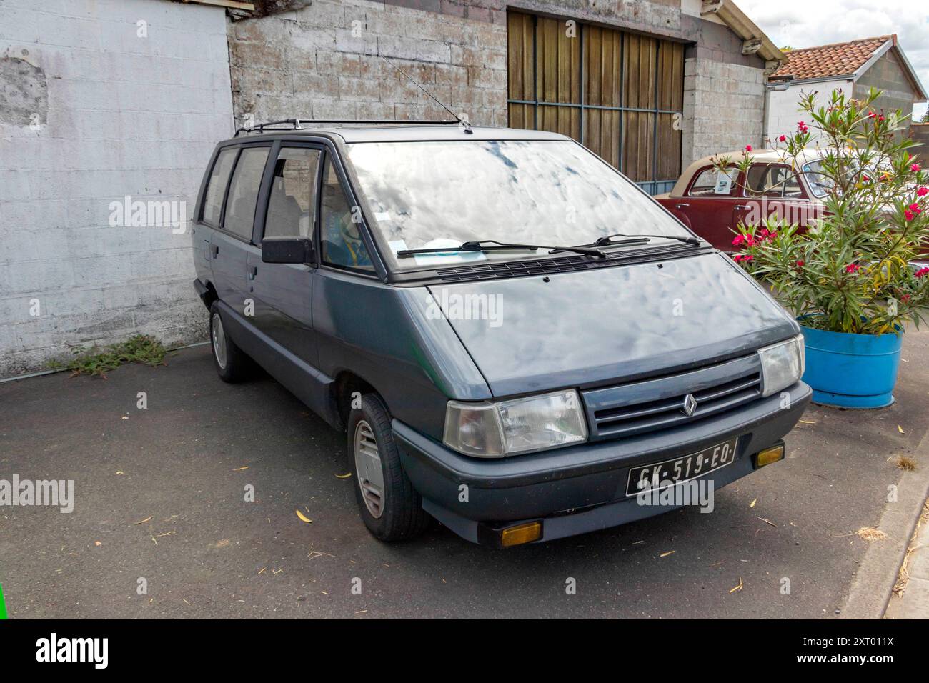Portapersone Renault classico d'epoca fuori da un garage Paizay-le-sec Francia Foto Stock