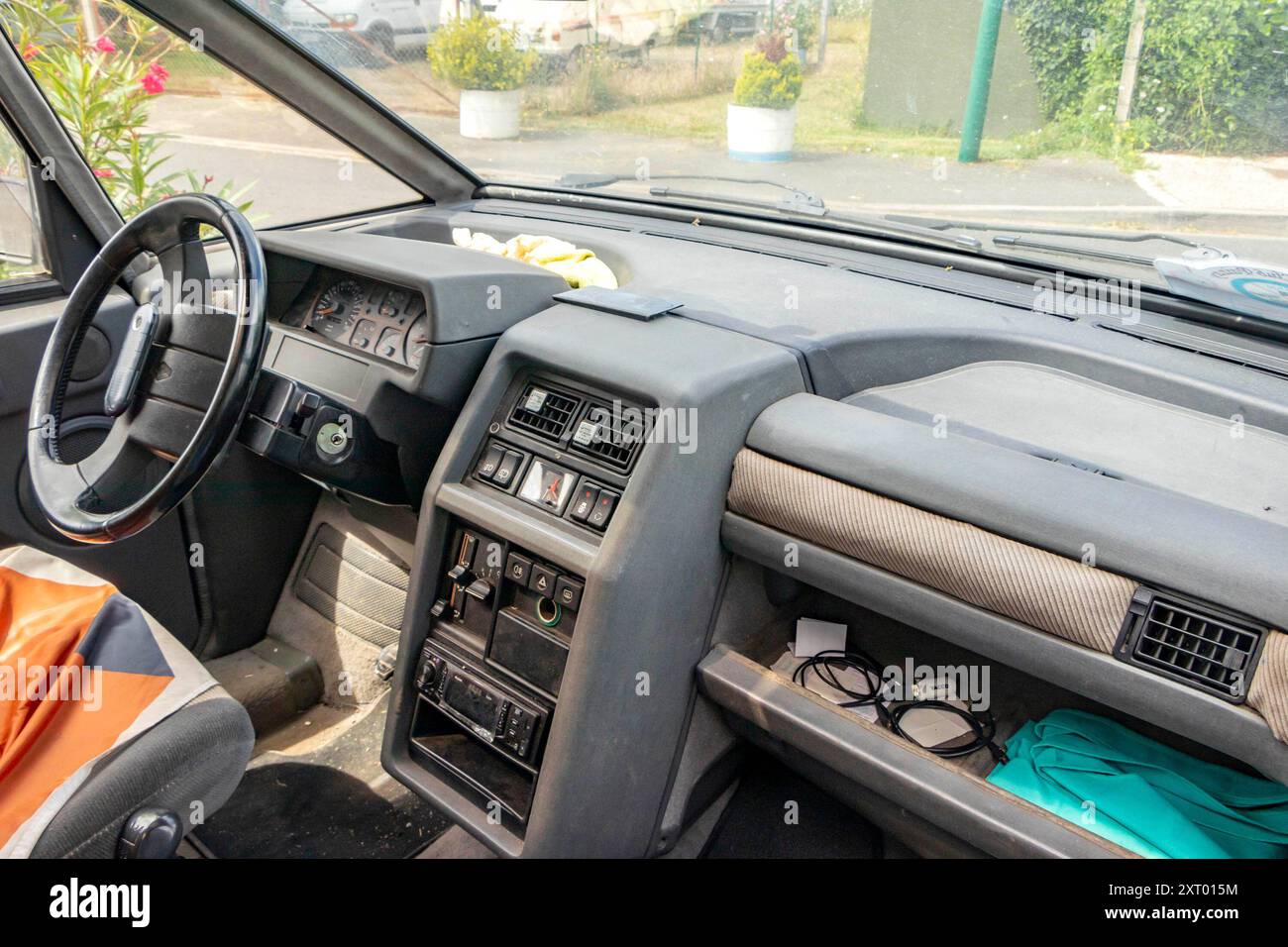Interno di un classico portabagagli Renault fuori da un garage Paizay-le-sec Francia Foto Stock