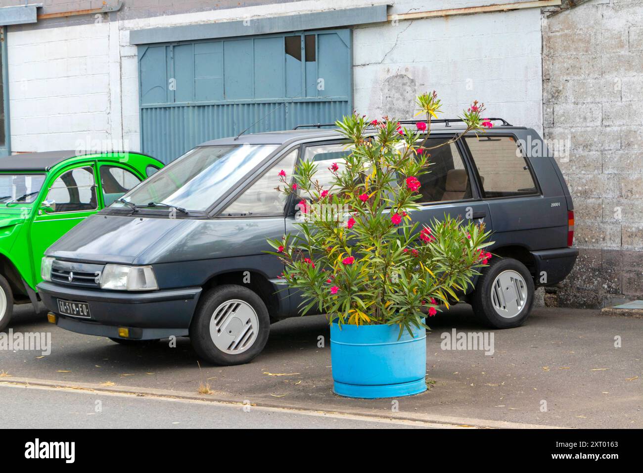 Portapersone Renault classico d'epoca fuori da un garage Paizay-le-sec Francia Foto Stock