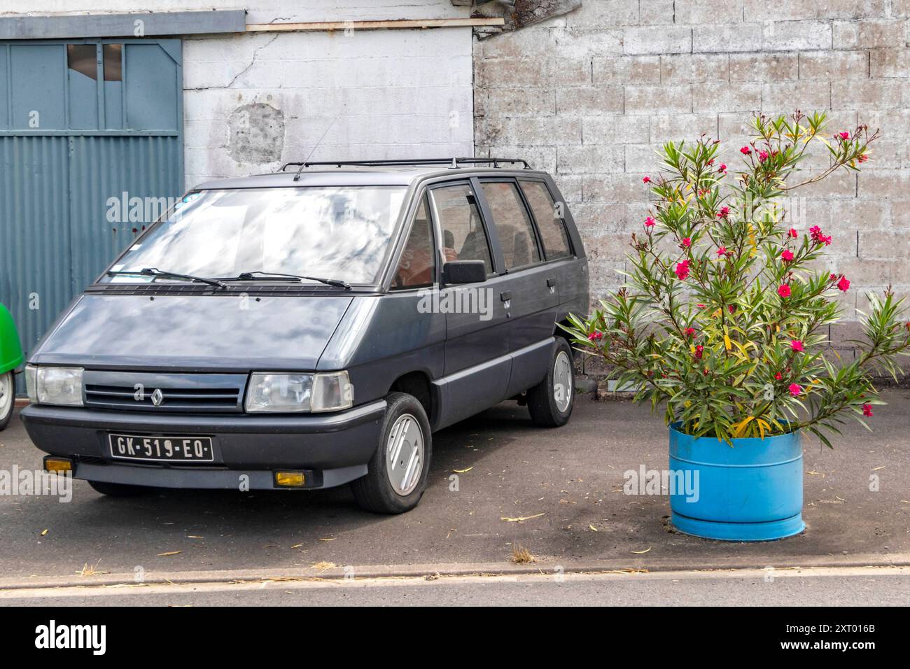Portapersone Renault classico d'epoca fuori da un garage Paizay-le-sec Francia Foto Stock