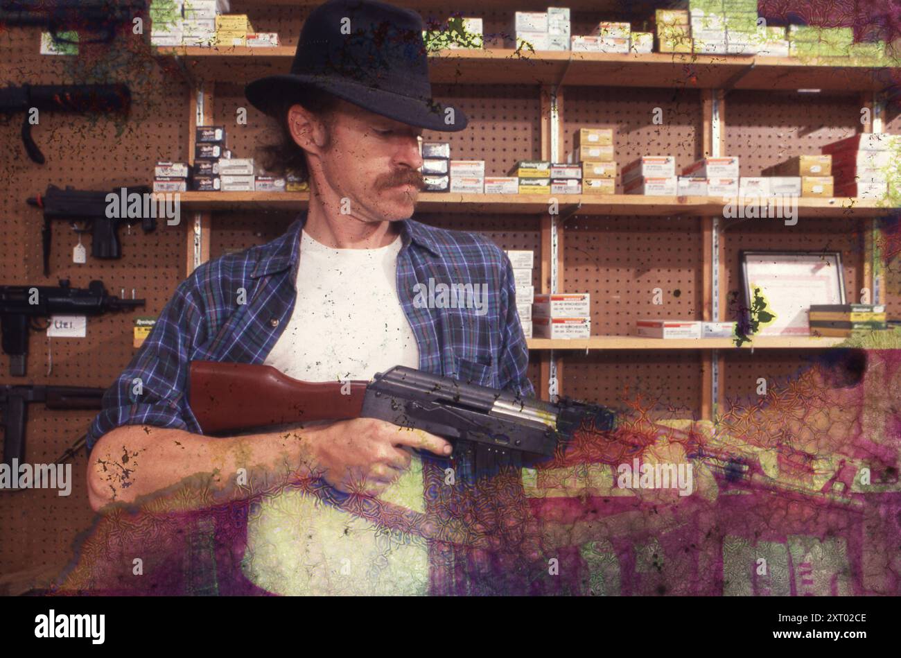 Austin Texas USA, 1993: Il cliente maneggia un fucile al negozio di armi "Just Guns". ©Bob Daemmrich Foto Stock