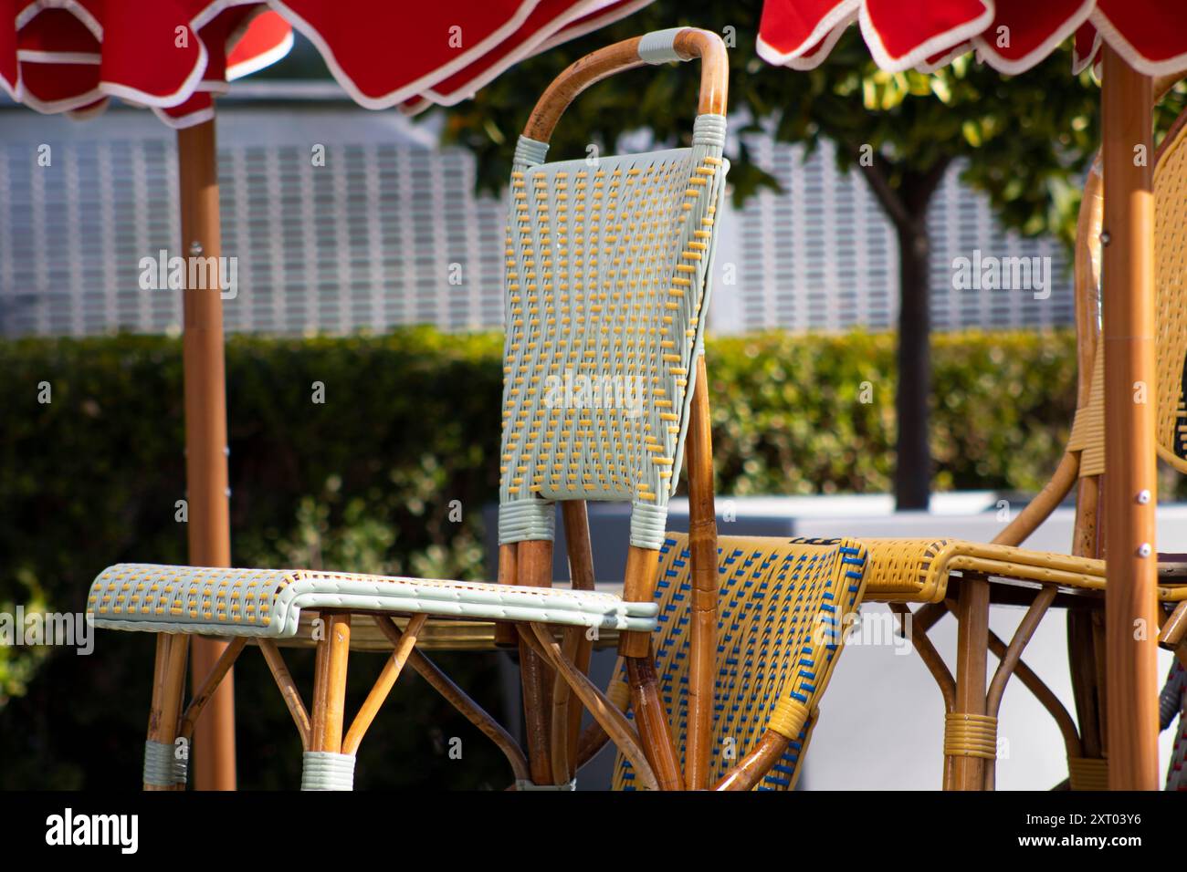 sedie da bistrot sotto gli ombrelli rossi Foto Stock