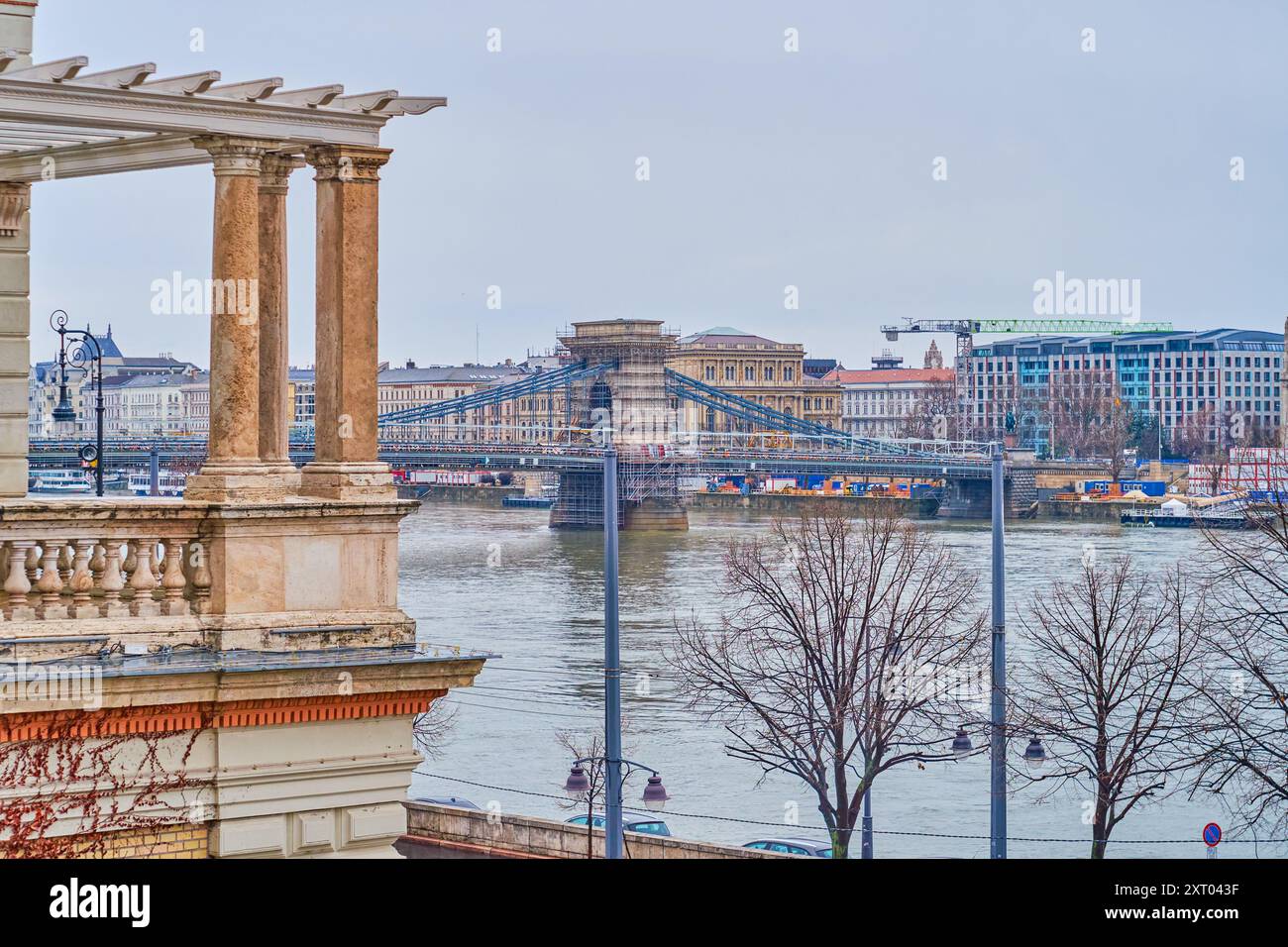 La vista sul fiume Danubio e sul Ponte delle catene di Szechenyi dal vicolo del Bazar del Castello di Buda, Budapest, Ungheria Foto Stock