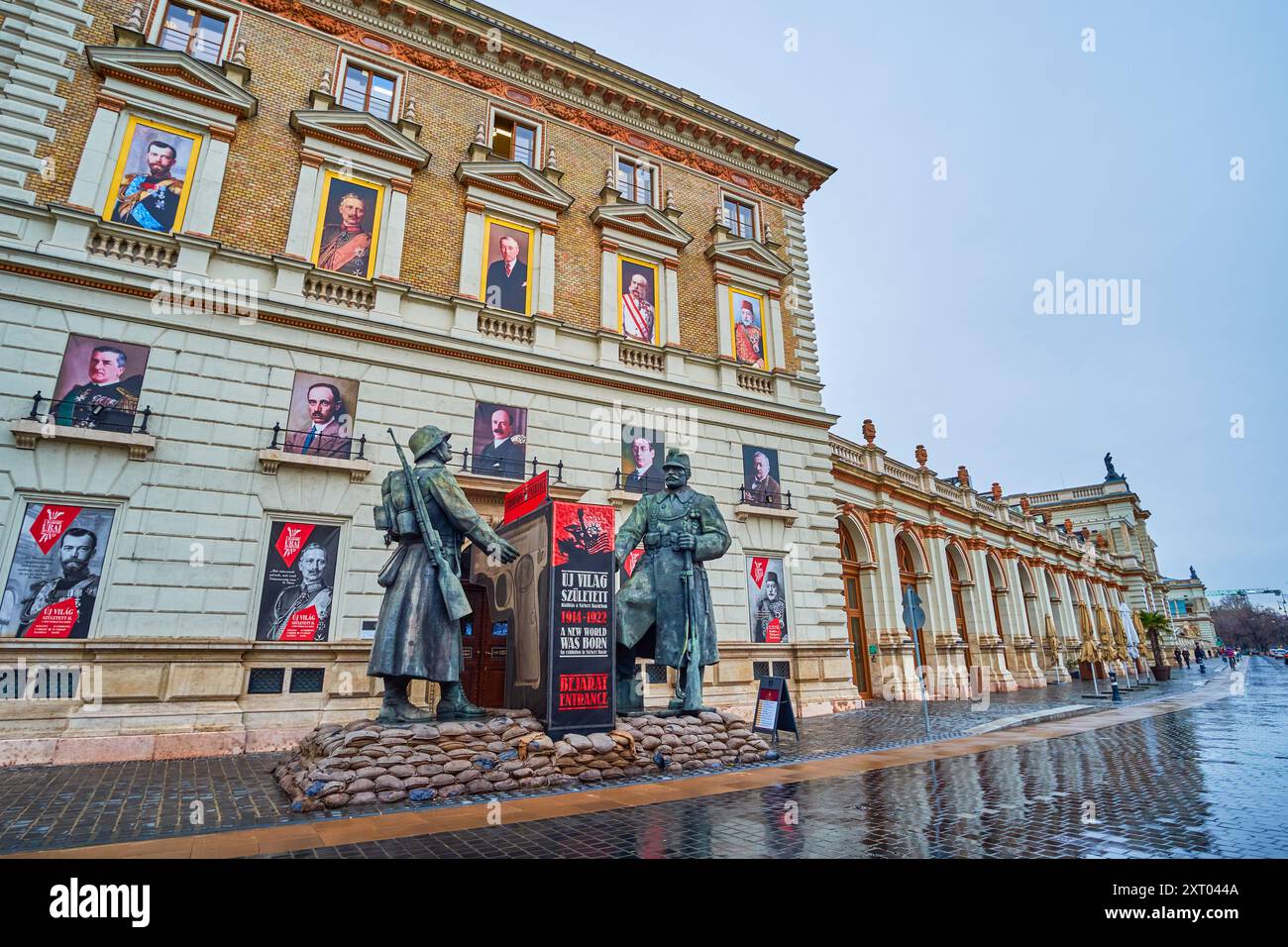 BUDAPEST, UNGHERIA - 21 FEBBRAIO 2021: La facciata del Museo storico ungherese con sculture dei soldati, il 21 febbraio a Budapest, Ungheria Foto Stock