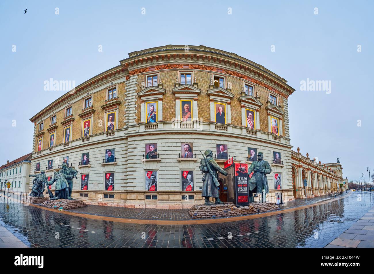 BUDAPEST, UNGHERIA - 21 FEBBRAIO 2021: La facciata del Museo storico ungherese con sculture dei soldati, il 21 febbraio a Budapest, Ungheria Foto Stock