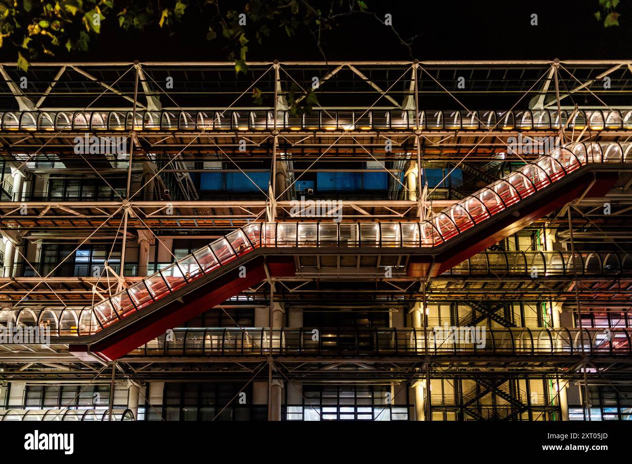 Vista esterna notturna del Centro Pompidou, con lo scheletro esposto di tubi dai colori vivaci per sistemi meccanici, Parigi, Francia Foto Stock