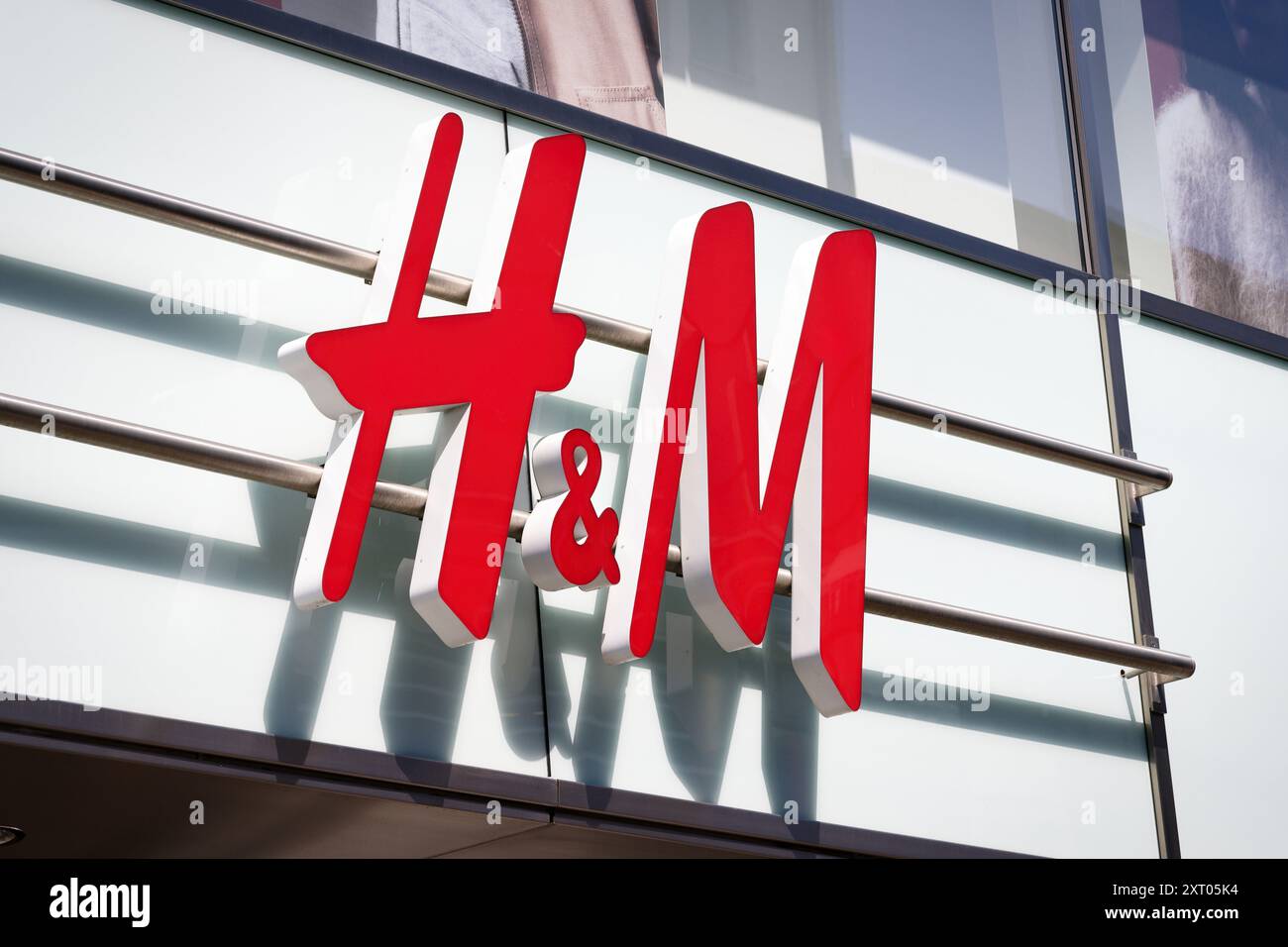 Colonia, Germania, 12 agosto 2024: Cartello pubblicitario H&M sulla Schildergasse di colonia Foto Stock