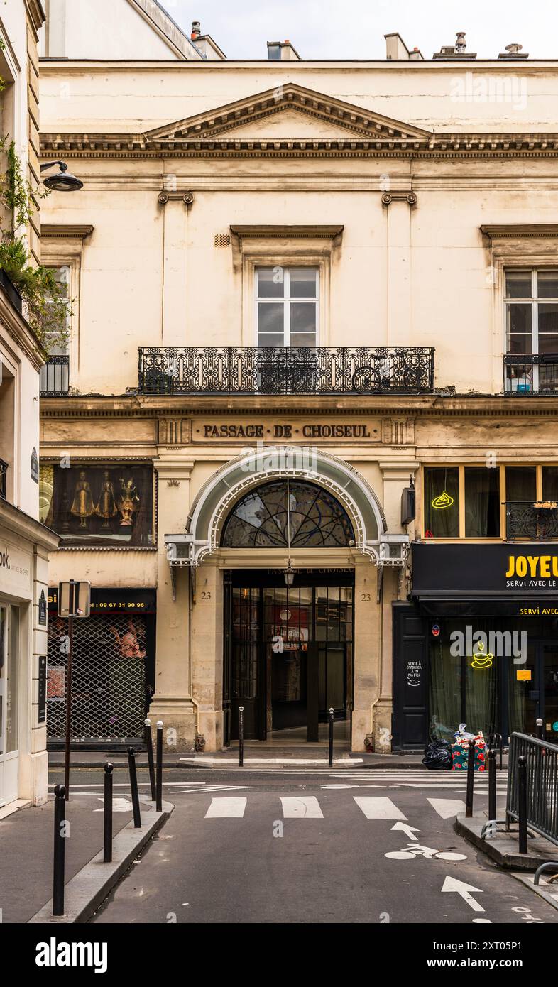 Ingresso del Passage Choiseul, passaggio coperto nel 2° arrondissement, proseguimento di Rue de Choiseul, con boutique e negozi, Parigi, Francia Foto Stock