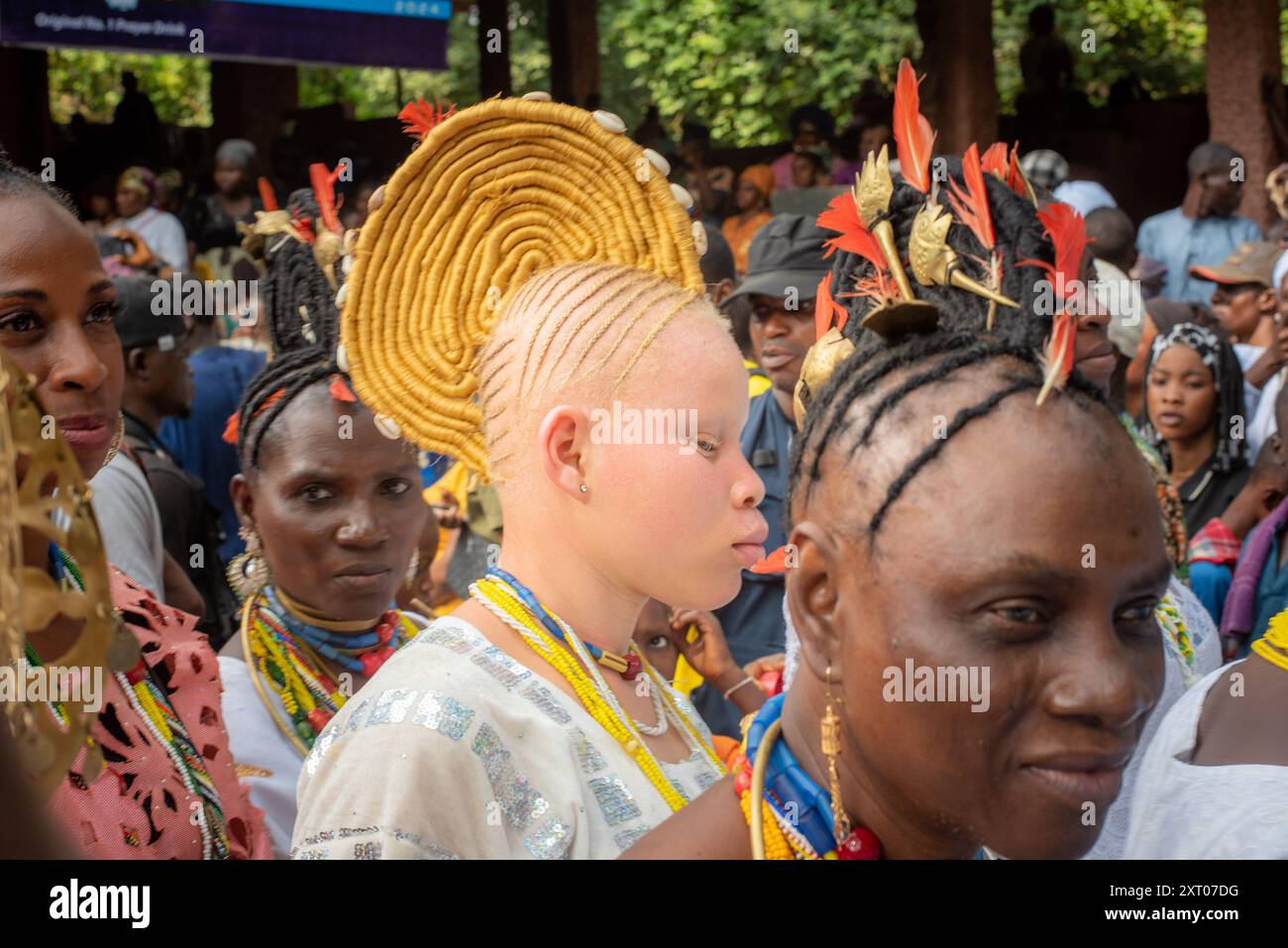 Iya Osun, Aworo Osun e Akuko Osun in stile Agogo rendono omaggio all'Ataoja di Osogbo durante l'annuale Osun Osogbo Festival che si tiene a Osun Foto Stock