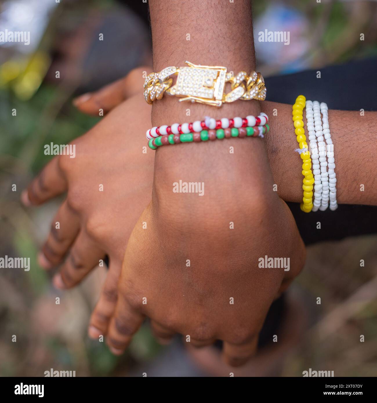 Perline da polso tradizionali indossate da un devoto e adoratori della dea Osun che pregavano sul fiume durante l'annuale Osun Osogbo Festival che si tiene a Osun Foto Stock