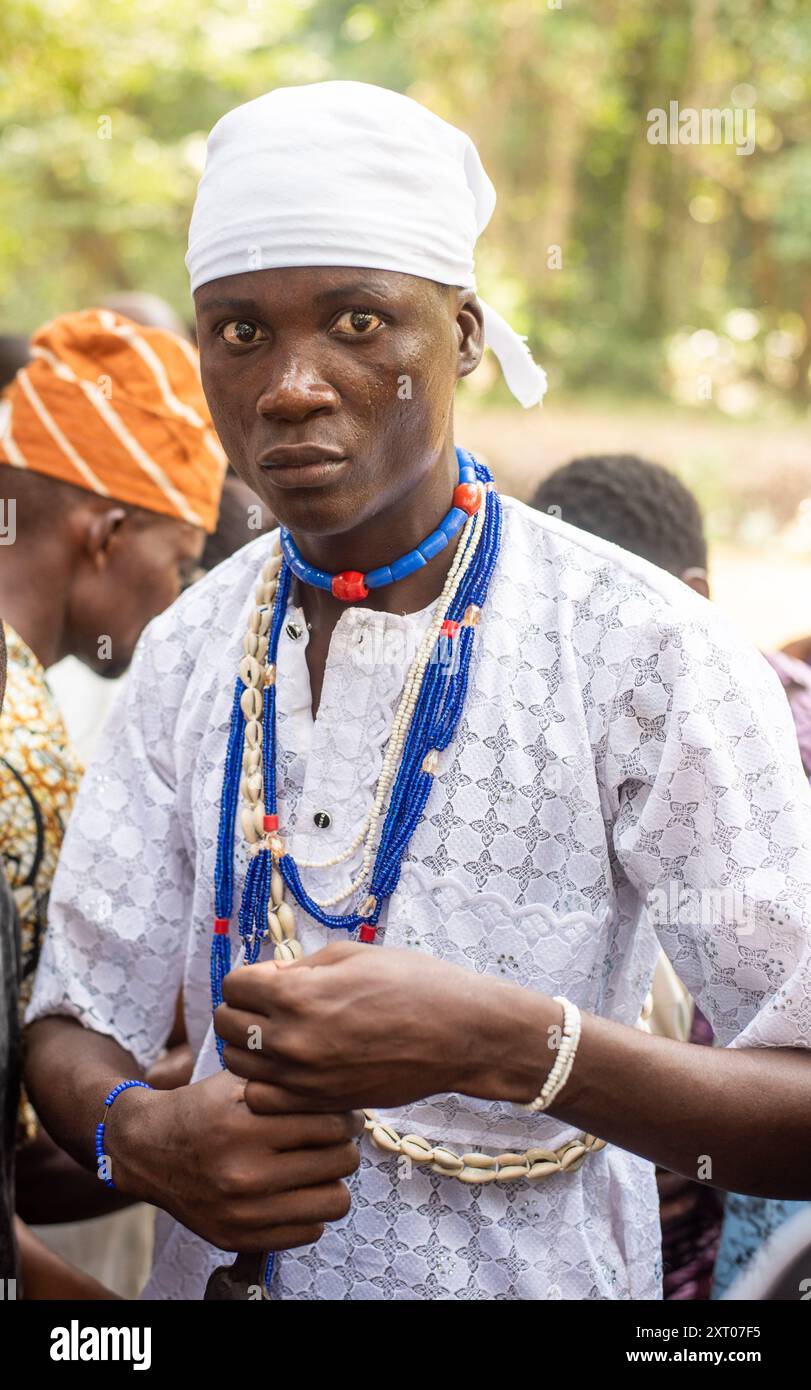 Omitobi Yemoja, un devoto e adoratore della dea Osun all'annuale Osun Osogbo Festival che si tiene nello stato di Osun, Nigeria - Africa occidentale il venerdì Foto Stock