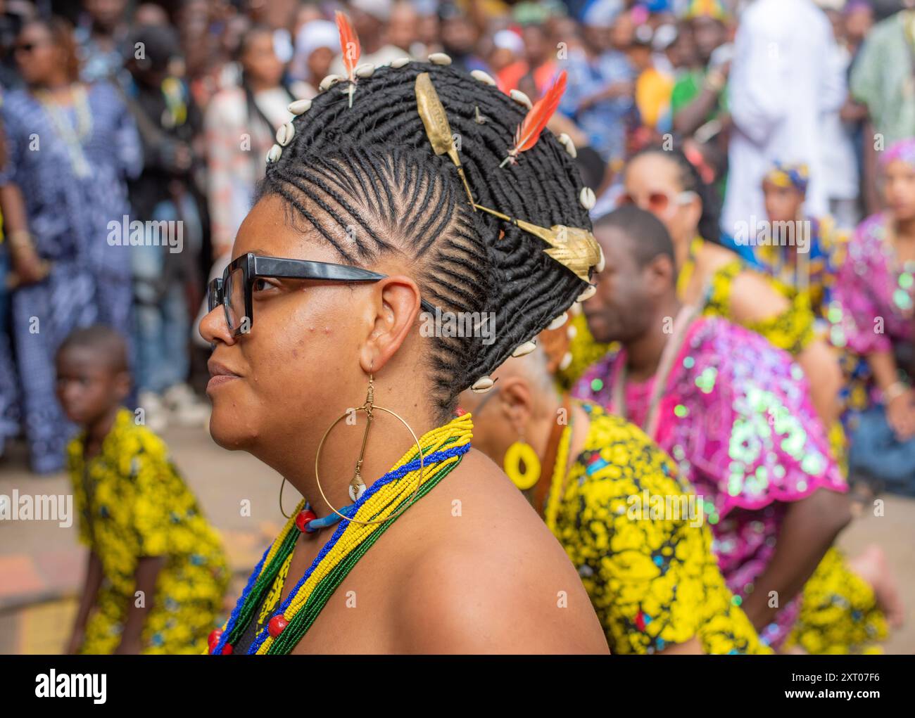 Stranieri provenienti da Brasile, Stati Uniti, Regno Unito rendono omaggio al custode della Cultura in durante l'annuale Osun Osogbo Festival che si tiene a Osogbo, capitale ci Foto Stock