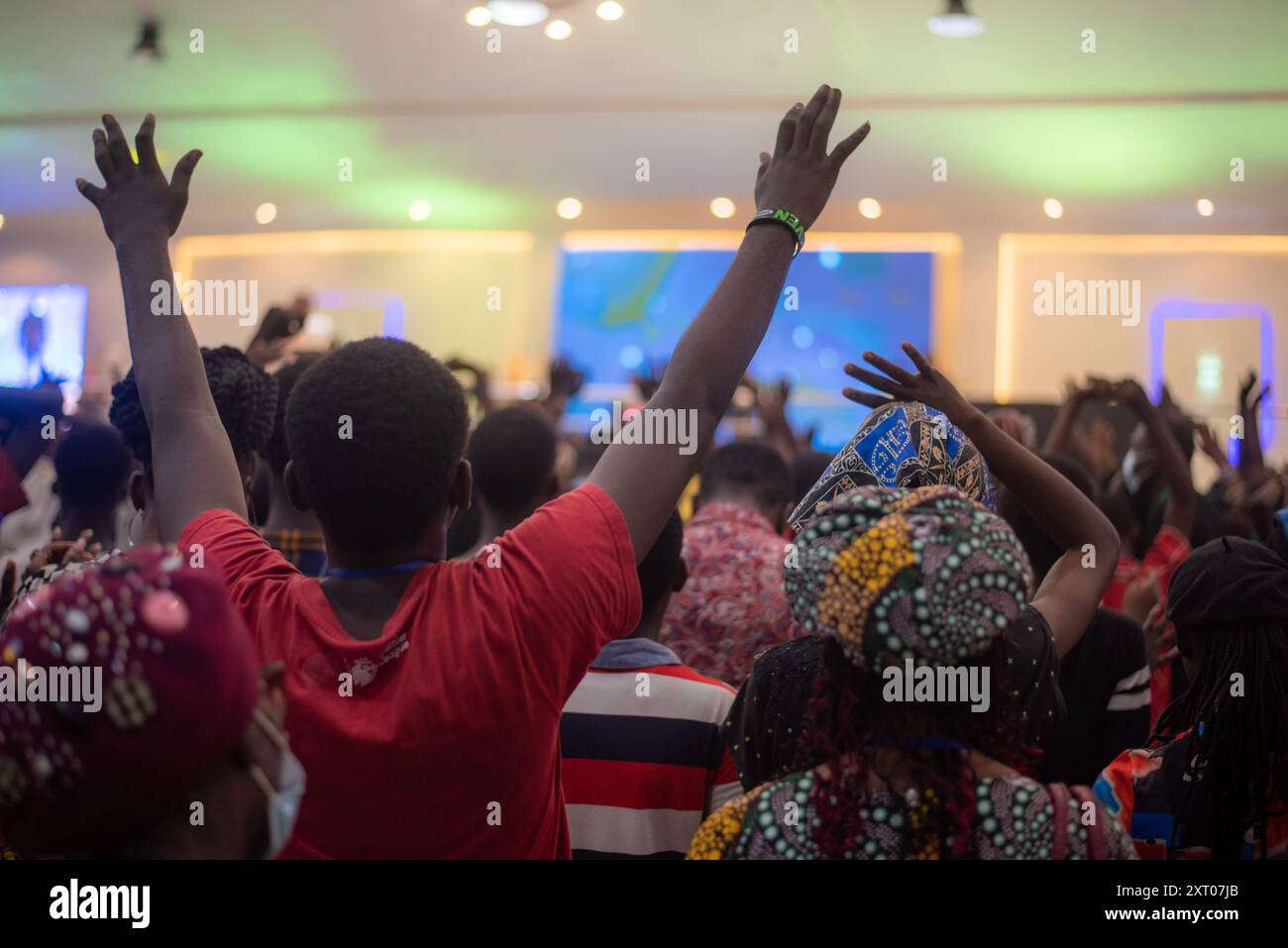 Gli adolescenti in stato di adorazione durante la convention annuale della RCCG hanno taggato Heaven at the Redemption Camp, Lagos-Ibadan Expressway a Mowe, Ogun State, Nige Foto Stock