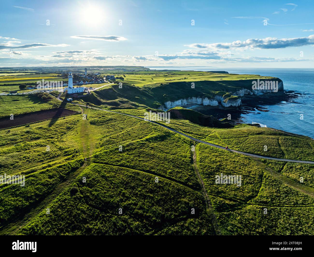 Faro di Flamborough e scogliere da un drone, Flamborough, Yorkshire, Inghilterra Foto Stock