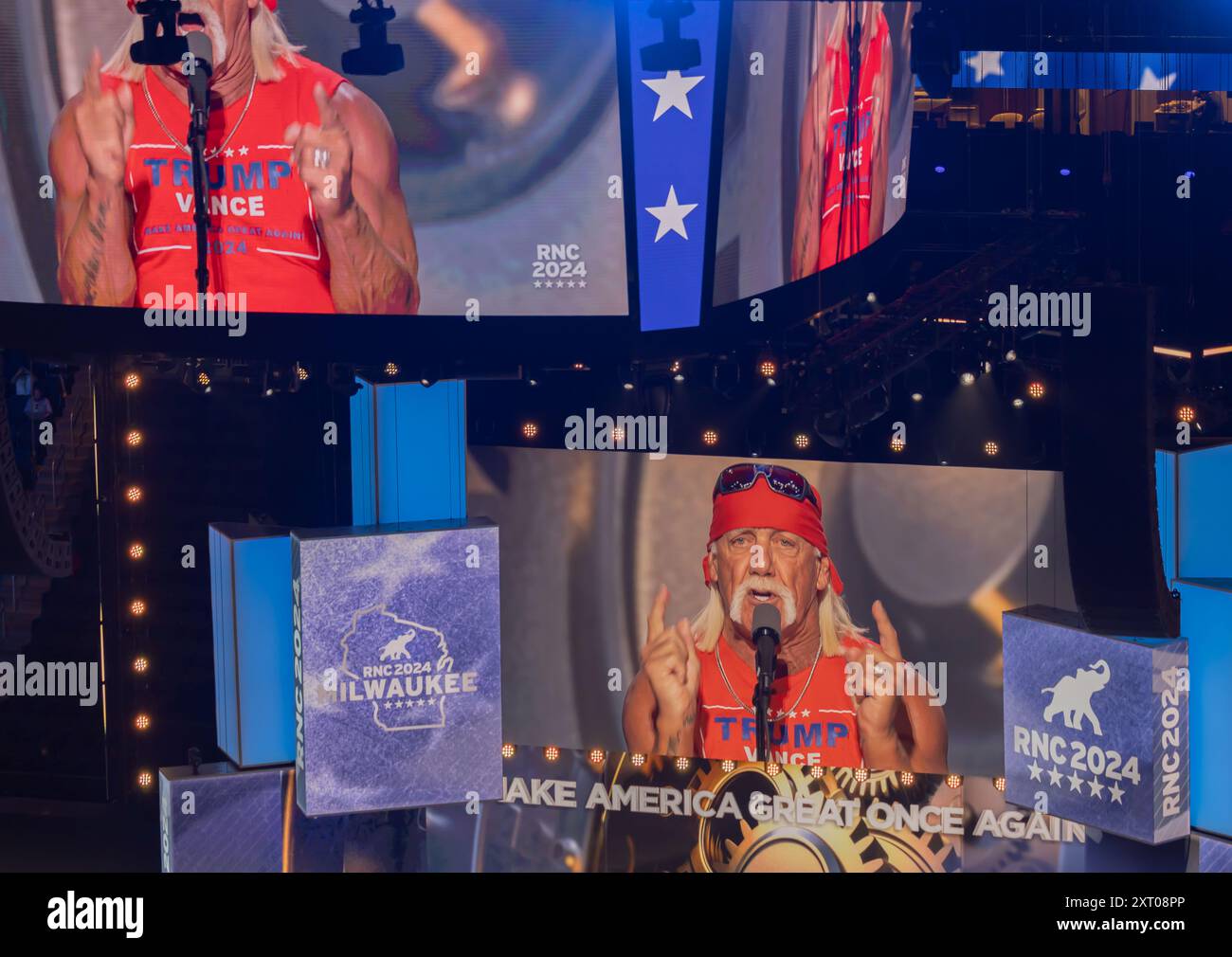 MILWAUKEE, Wisconsin - 18 luglio 2024: Hulk Hogan è visto sugli schermi video alla Convention nazionale repubblicana del 2024 al Fiserv Forum. Foto Stock