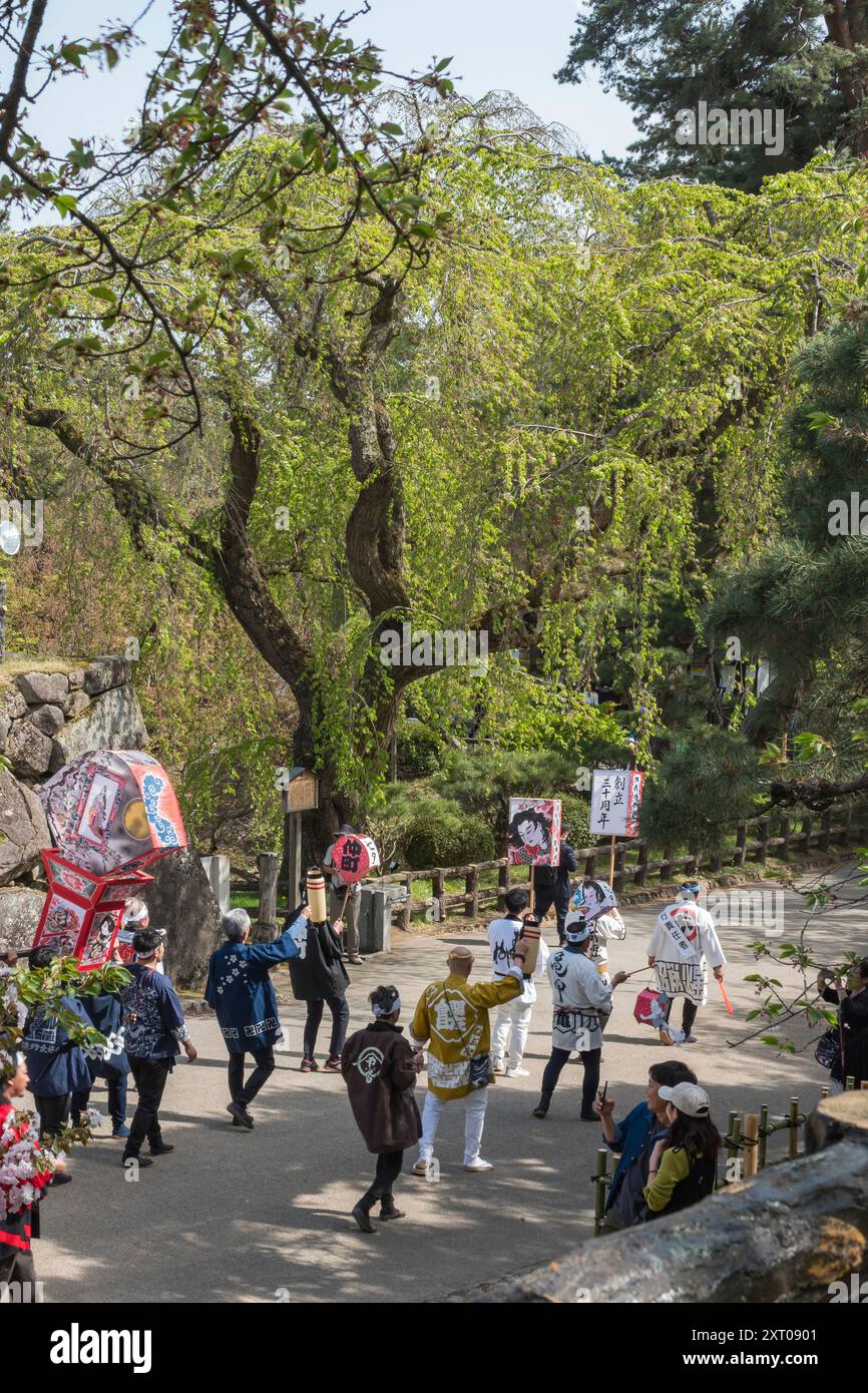 Sfilata del Festival al Castello di Hirosaki e ai giardini durante il Cherry Blossom Festival del 2024 Foto Stock