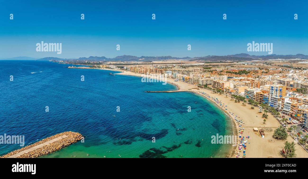 Vista aerea del forte di San Juan e della famosa spiaggia di Aguilas, in Spagna, popolare destinazione turistica mediterranea con acque turchesi Foto Stock