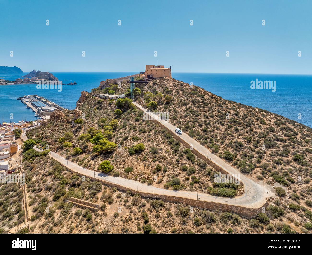 Vista aerea del forte di San Juan e della famosa spiaggia di Aguilas, in Spagna, popolare destinazione turistica mediterranea con acque turchesi Foto Stock