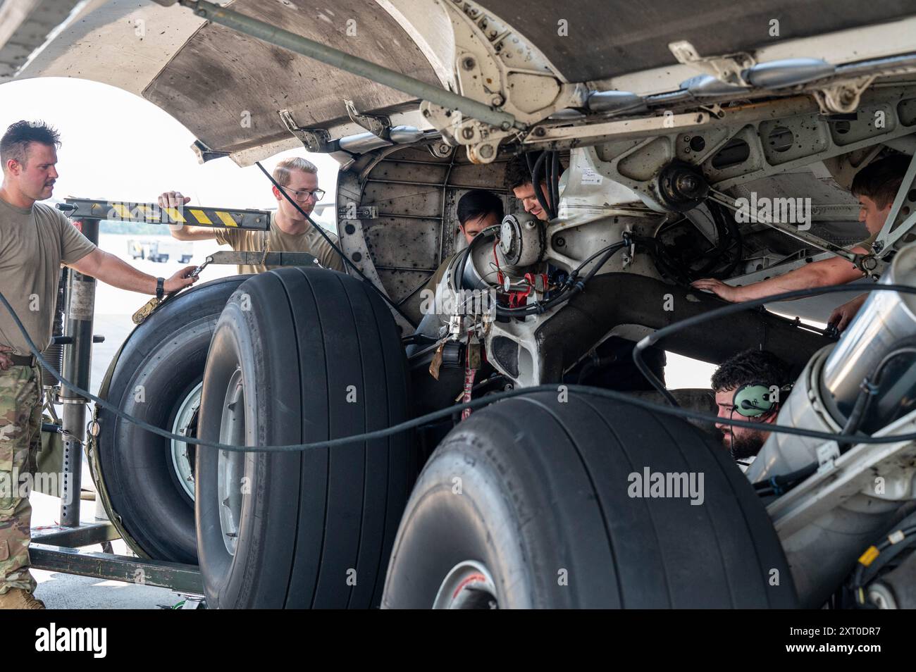 Gli aviatori della U.S. Air Force con il 437th Aircraft Maintenance Squadron cambiano un pneumatico per aerei da carico C-17 Globemaster III presso Joint base Charleston, South Carolina, 9 agosto 2024. Il personale della base eseguì il rapido ritorno dei C-17 dopo la tempesta tropicale Debby, garantendo la continuazione della missione di mobilità globale rapida del Team Charleston. (Foto U.S. Air Force di Senior Airman Caleb Parker) Foto Stock