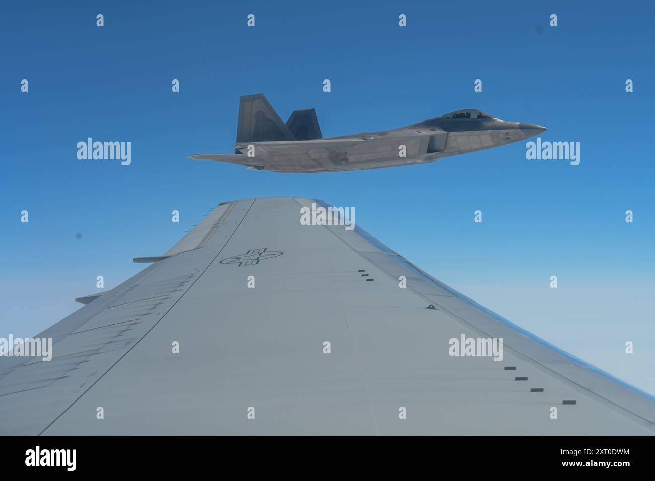 Un F-35 Lightning II vola accanto a un KC-46 Pegasus dopo aver effettuato rifornimento aereo sulla costa della California per Bamboo Eagle 24-3 l'8 agosto 2024. Il KC-46 Pegasus fornisce importanti capacità di rifornimento in volo per l'Air Force, testando la sua capacità di dispiegare rapidamente e manovrare la Joint Force in tempo, scala e massa. I piloti del 344th Air Refueling Squadron presso la McConnell Air Force base dimostrarono la loro capacità di rifornire vari tipi di aerei da caccia da diversi rami durante l'esercitazione costiera. Bamboo Eagle testa l'integrazione di mobilità, combattimento, bombardiere, joint e tutto il resto Foto Stock