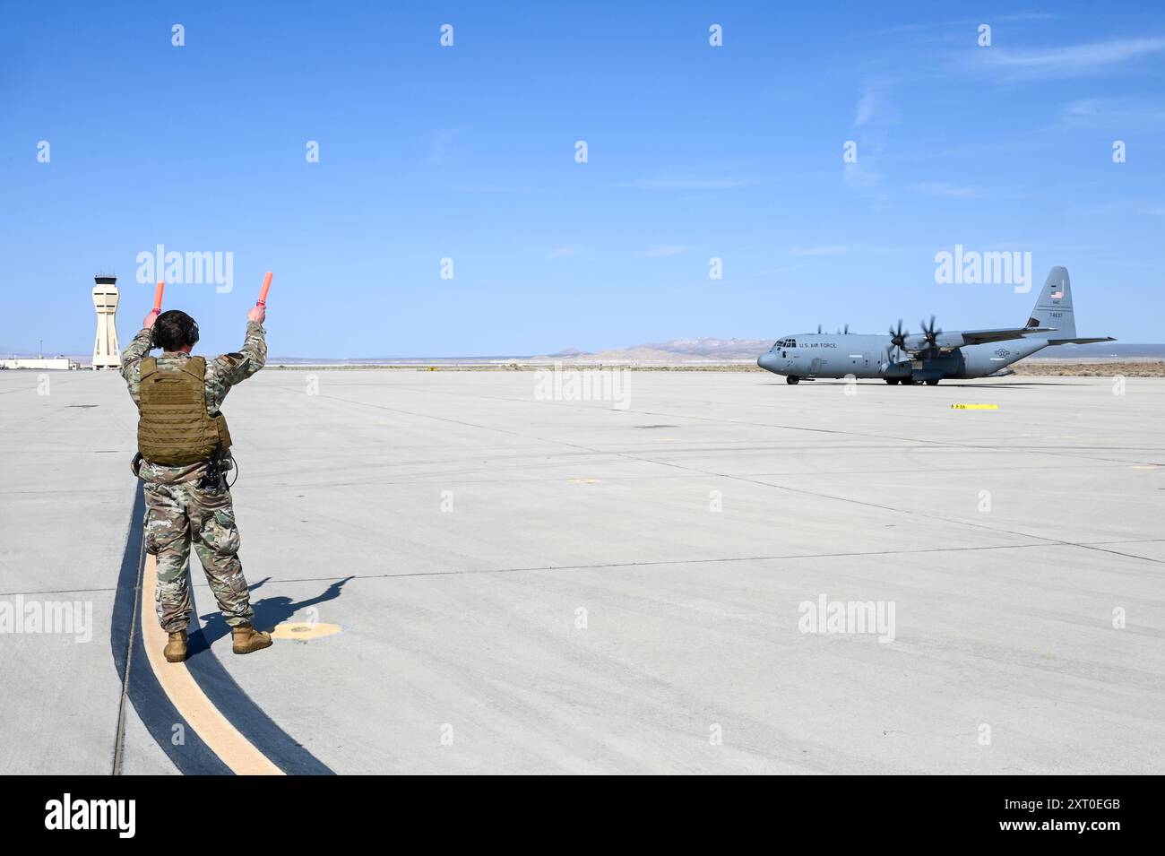 U.S. Air Force staff Sgt. Blaine Cruz, 521st contingency Response Squadron manutentori artigiani, taxi a Lockheed C-130 Hercules sulla Edwards Air Force base, California's Runway test Resupply capabilities during Exercise Bamboo Eagle 24-3, agosto 6, 2024. Bamboo Eagle dimostrò la capacità dell'Air Force di trasportare personale e merci nei luoghi desiderati. (Foto dell'aeronautica militare statunitense di staff Sgt. Frederick A. Brown) Foto Stock