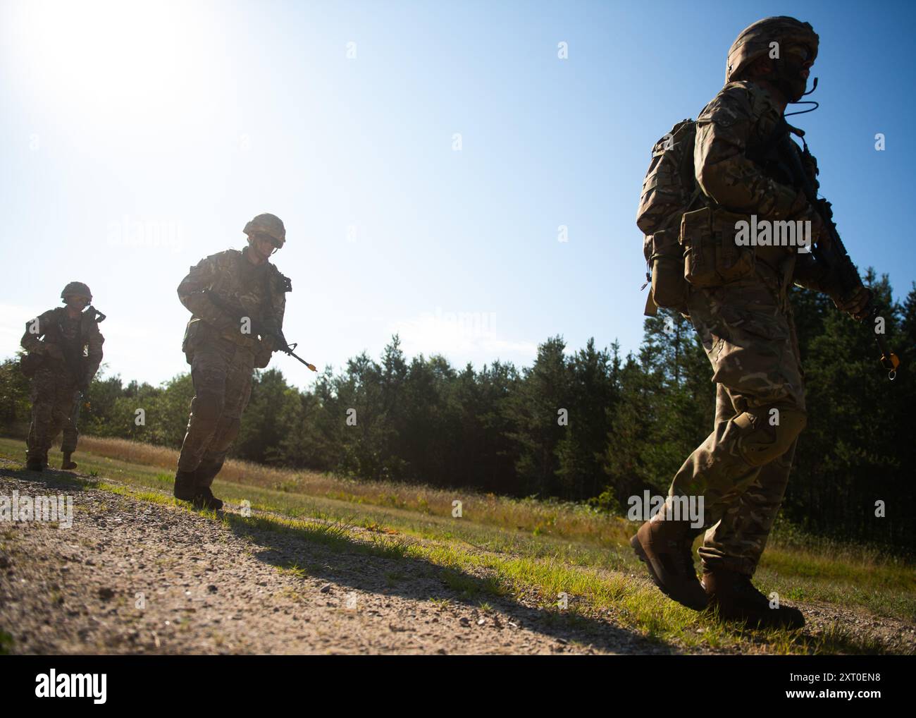 Il 3rd Battalion del Regno Unito, i soldati del Royal Anglian Regiment "The Steelbacks" pattugliano il campo di addestramento dopo essere usciti da un UH-60 Black Hawk durante l'esercitazione Northern Strike 24-2 a Camp Grayling, Michigan, 8 agosto 2024. Il Northern Strike 24-2, uno dei più grandi esercizi di preparazione alla componente di riserva del Dipartimento della difesa, si svolgerà presso il National All Domain Warfighting Center (NADWC) del Michigan dal 3 al 17 agosto 2024. Oltre 6.300 partecipanti provenienti da 32 stati e territori e diversi partecipanti internazionali convergeranno alla NADWC. Lo sciopero del Nord è la prima resa Foto Stock