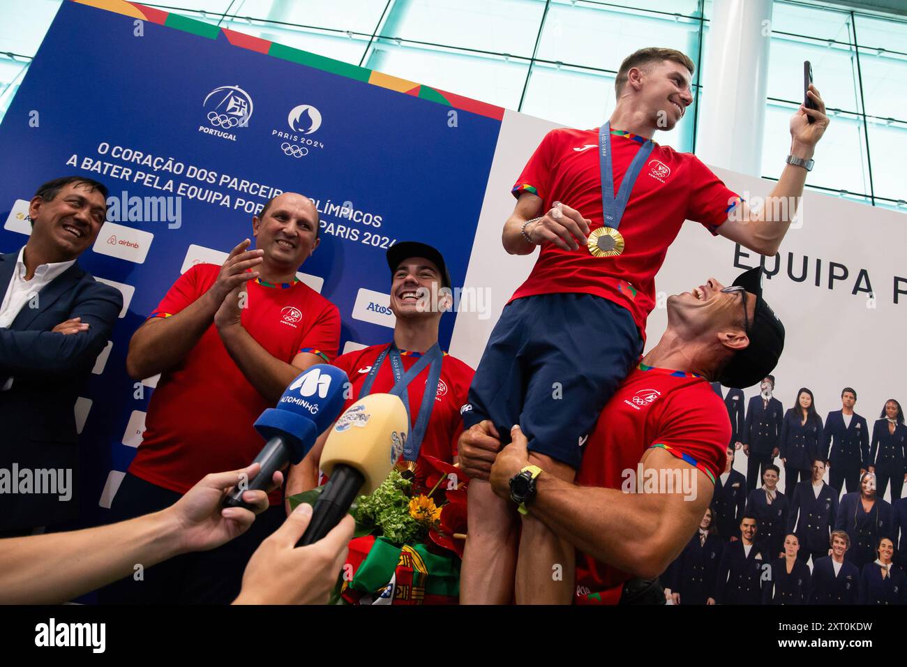 Porto, Portogallo. 12 agosto 2024. Luri Leitao (C), Fernando Pimenta (R) e Rui Oliveira (R2), ciclisti e campioni alle Olimpiadi di Parigi, si occupano della stampa all'arrivo all'aeroporto Francisco sa Carneiro di Porto. Credito: SOPA Images Limited/Alamy Live News Foto Stock