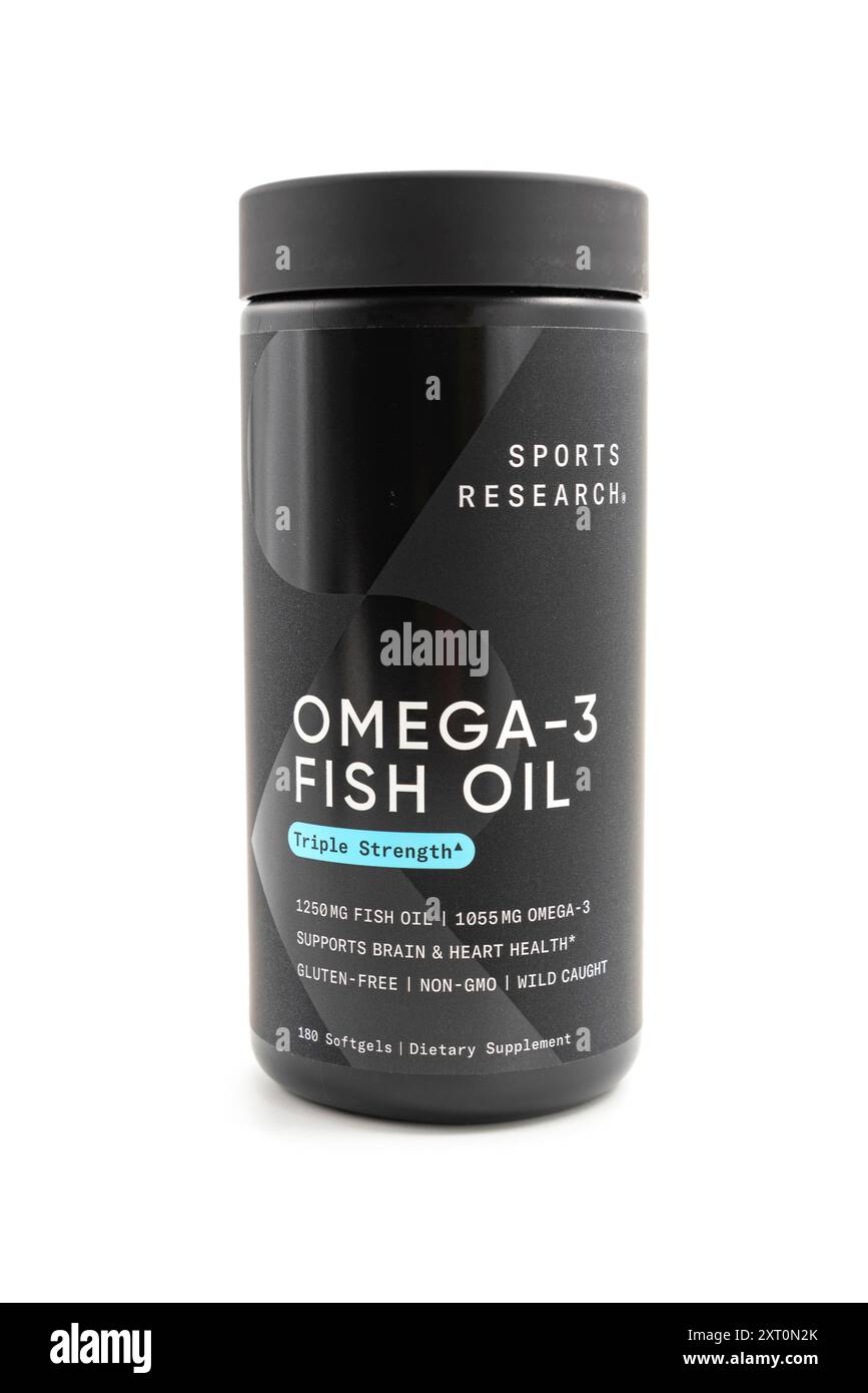 Fuji City, Prefettura di Shizuoka, Giappone - 18 aprile 2024: Omega-3 Fish Oil Triple Strength Supplement 180 Softgels di Sports Research. Isolato su bianco Foto Stock