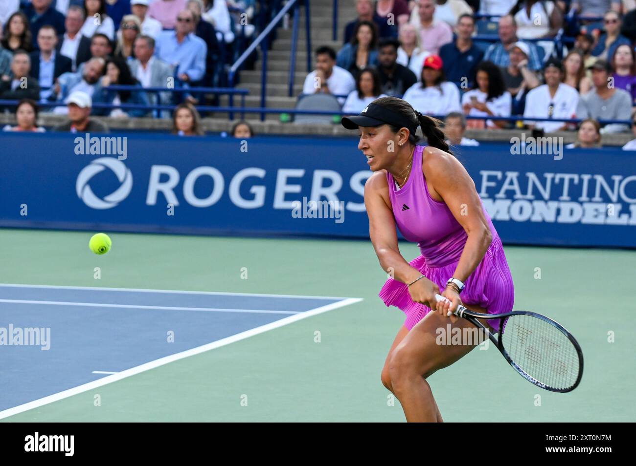 Toronto, Canada. 12 agosto 2024. La tennista americana Jessica Pegula partecipa alla finale del WTA 1000 Toronto National Bank Open sconfiggendo Amanda Anisimova. Credito: EXImages/Alamy Live News Foto Stock