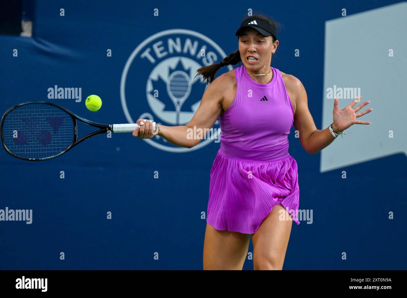 Toronto, Canada. 12 agosto 2024. La tennista americana Jessica Pegula partecipa alla finale del WTA 1000 Toronto National Bank Open sconfiggendo Amanda Anisimova. Credito: EXImages/Alamy Live News Foto Stock