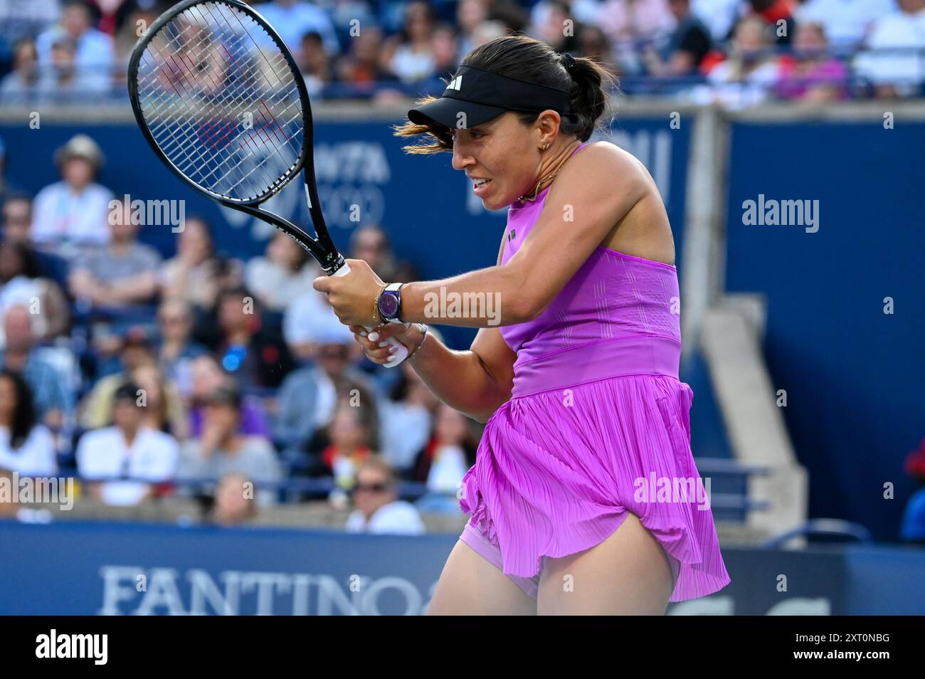 Toronto, Canada. 12 agosto 2024. La tennista americana Jessica Pegula partecipa alla finale del WTA 1000 Toronto National Bank Open sconfiggendo Amanda Anisimova. Credito: EXImages/Alamy Live News Foto Stock