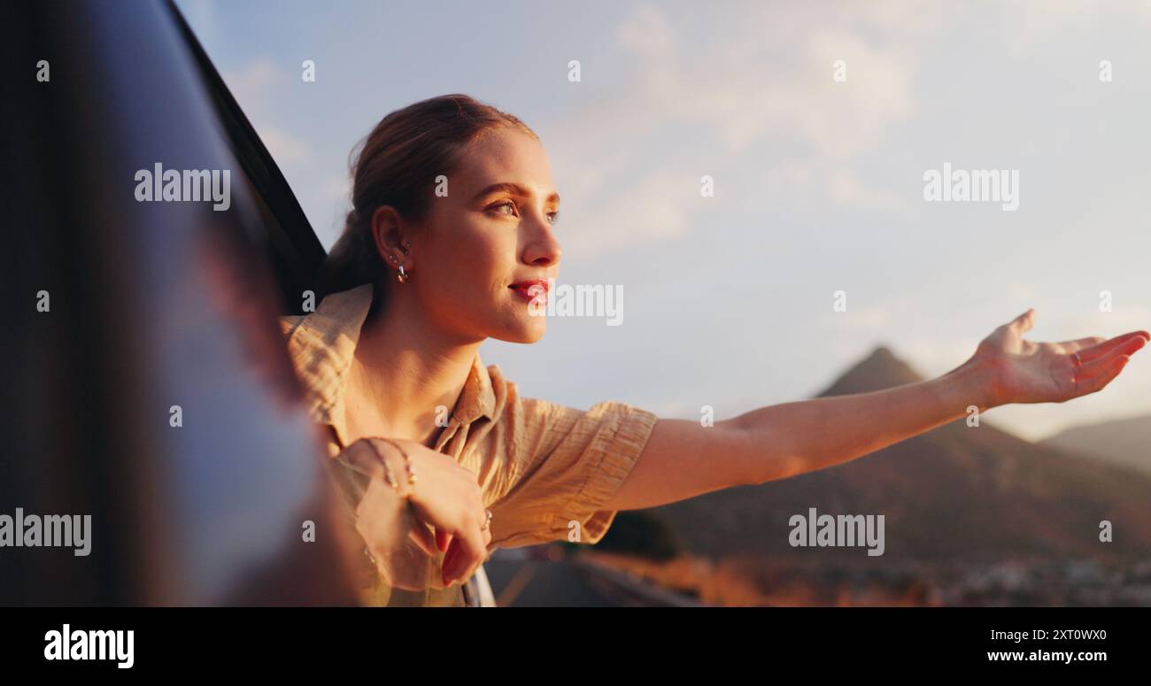 Auto, viaggio e viaggio su strada per donna, libertà e pensiero di vacanza nella natura, mano e viaggio per vacanza. Esterno, posizione e finestra con aria fresca di Foto Stock