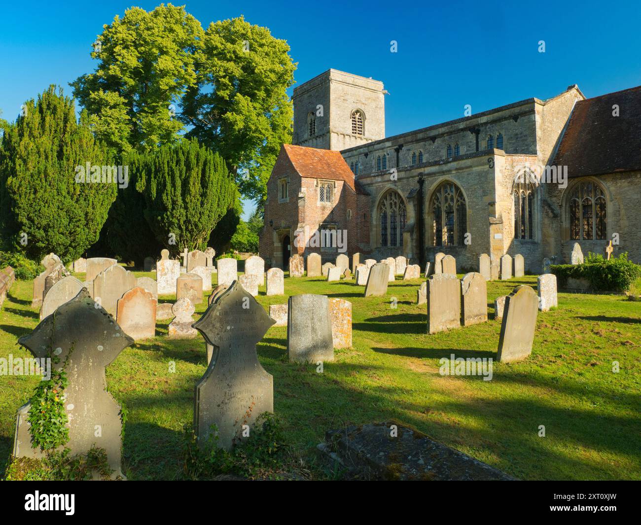 Questa è la bella chiesa parrocchiale anglicana di tutti i Santi a Sutton Courtenay, Oxfordshire. Le parti più antiche della chiesa sono in stile normanno, risalente al XII secolo. Le aggiunte successive, che si estendono fino al XVI secolo, sono principalmente normanne e gotiche. Foto Stock