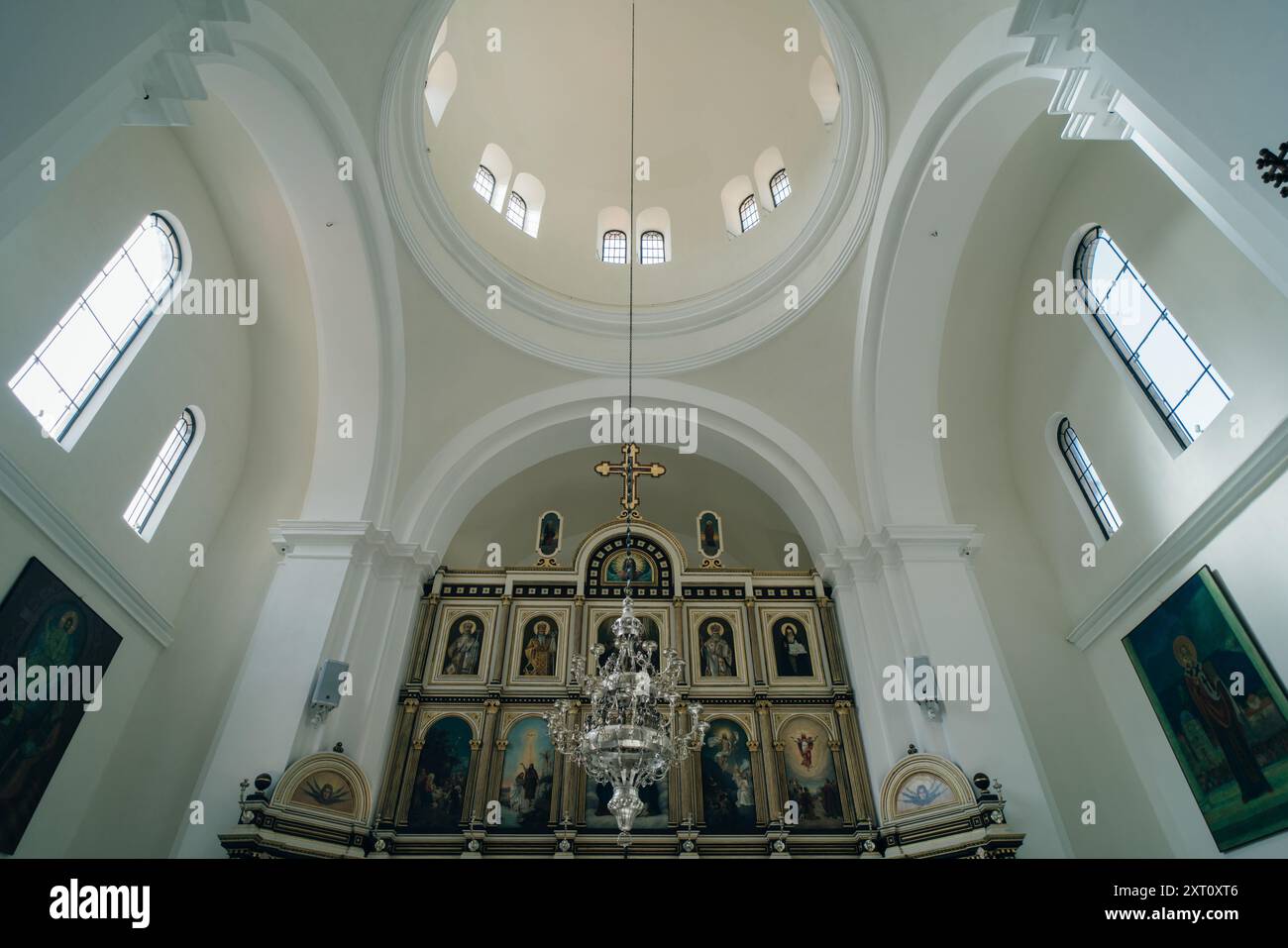 Cattaro, Montenegro - 19 giugno 2023: Interni, icone e vista esterna della Chiesa di Cattaro, Cattaro, Montenegro. Foto di alta qualità Foto Stock