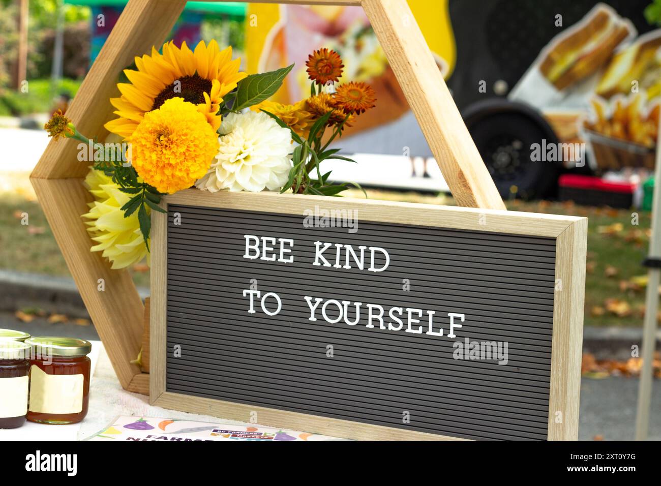 Esposizione locale di miele biologico al Trout Lake Farmer's Market nella British Columbia Foto Stock