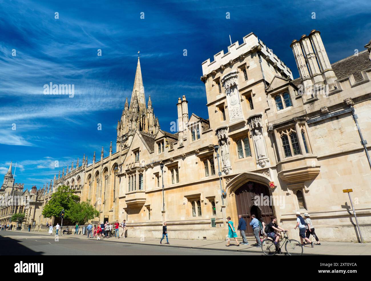 La University Church of St Mary the Virgin è una chiesa di Oxford situata sul lato nord di High Street, di fronte a Radcliffe Square. L'edificio in primo piano fa parte di All Souls, uno dei più antichi, ricchi e bravissimi collage di Oxford. Si dice che l'esame di ammissione post laurea sia il più difficile al mondo... Foto Stock
