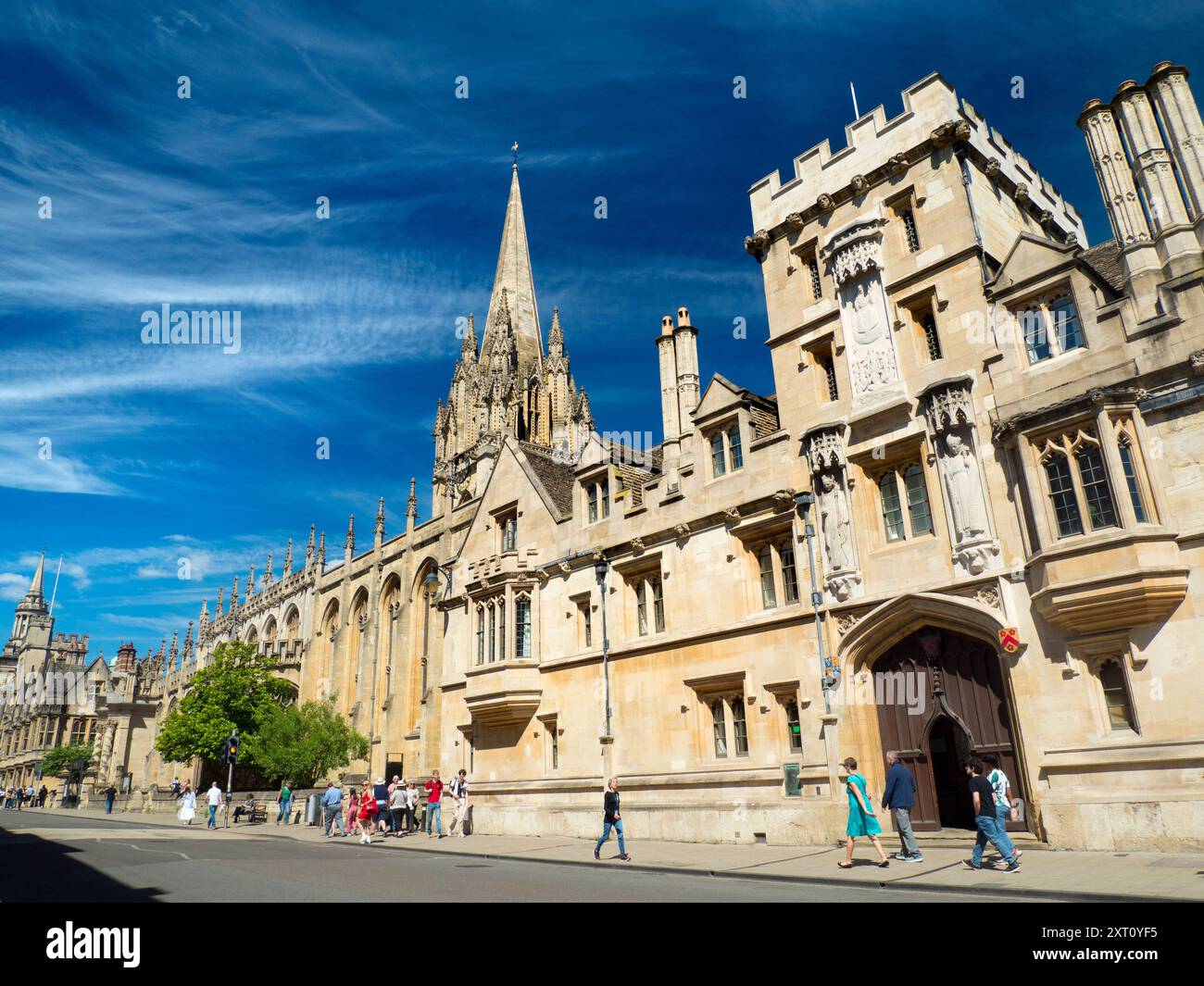 La University Church of St Mary the Virgin è una chiesa di Oxford situata sul lato nord di High Street, di fronte a Radcliffe Square. L'edificio in primo piano fa parte di All Souls, uno dei più antichi, ricchi e bravissimi collage di Oxford. Si dice che l'esame di ammissione post laurea sia il più difficile al mondo... Foto Stock