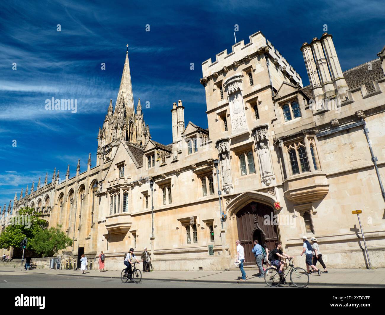 La University Church of St Mary the Virgin è una chiesa di Oxford situata sul lato nord di High Street, di fronte a Radcliffe Square. L'edificio in primo piano fa parte di All Souls, uno dei più antichi, ricchi e bravissimi collage di Oxford. Si dice che l'esame di ammissione post laurea sia il più difficile al mondo... Foto Stock