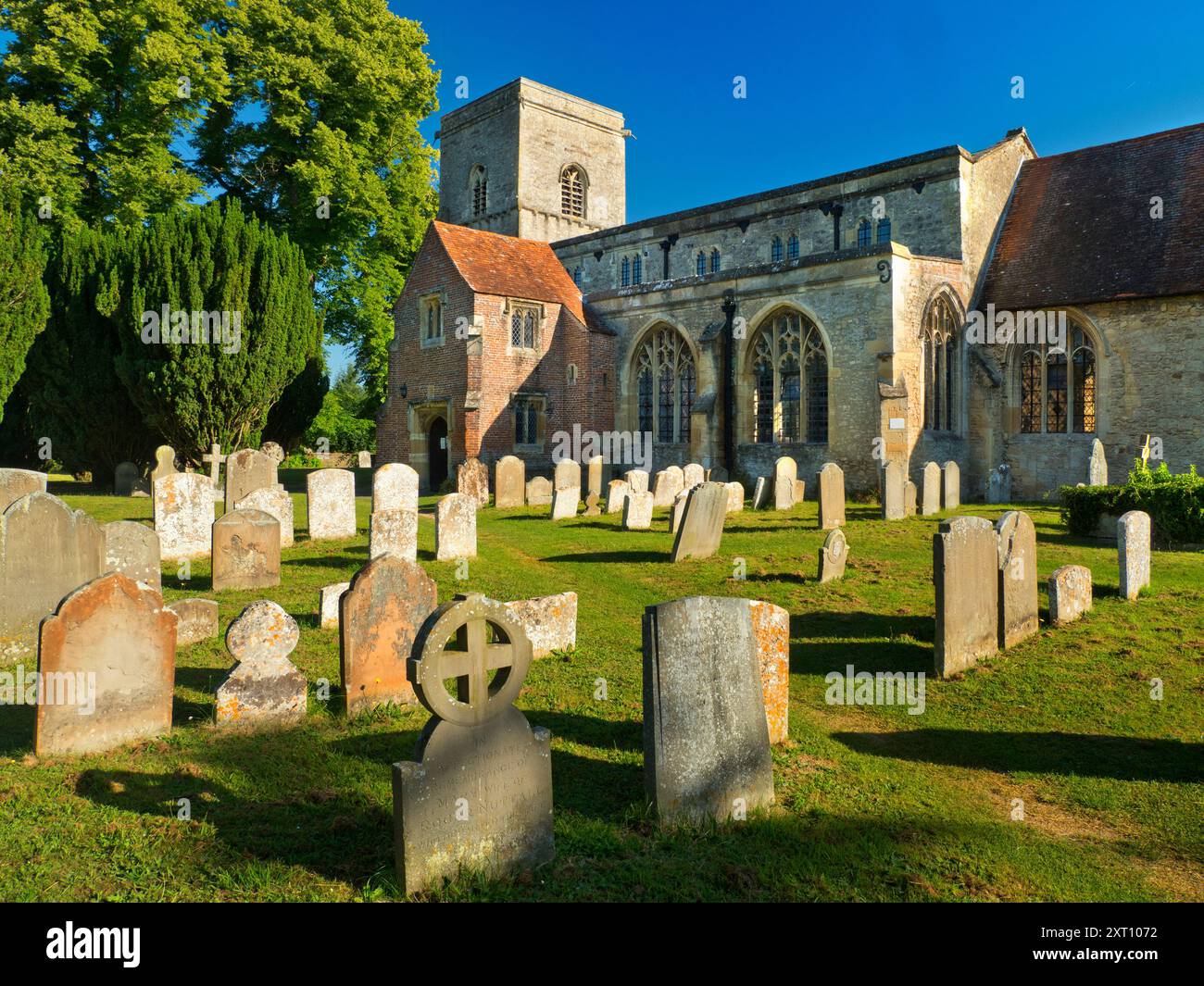 Questa è la bella chiesa parrocchiale anglicana di tutti i Santi a Sutton Courtenay, Oxfordshire. Le parti più antiche della chiesa sono in stile normanno, risalente al XII secolo. Le aggiunte successive, che si estendono fino al XVI secolo, sono principalmente normanne e gotiche. Foto Stock
