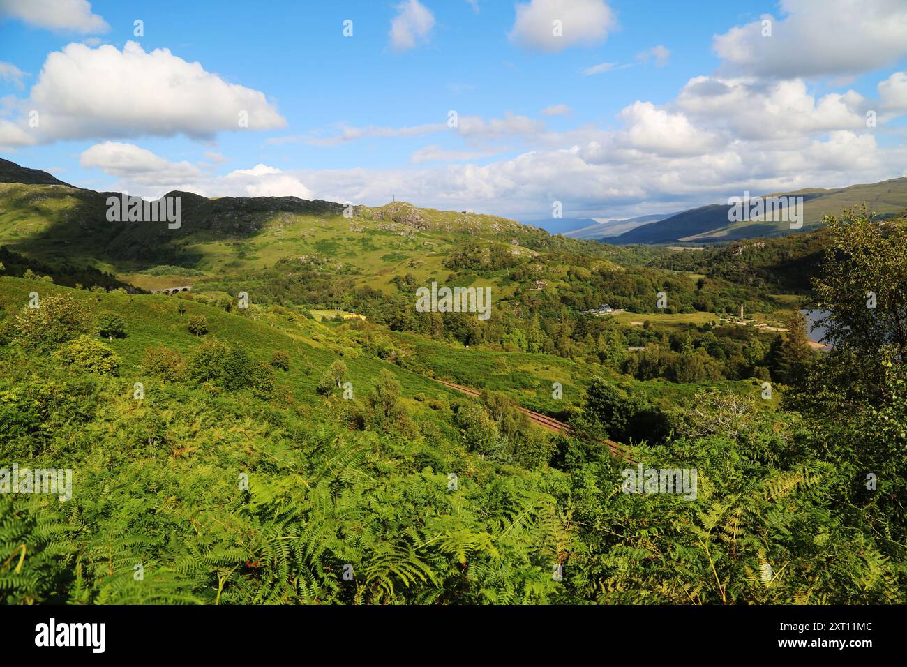 Vista dalla stazione ferroviaria di Glenfinnan, da Fort William a Mallaig, Highlands, Scozia Foto Stock