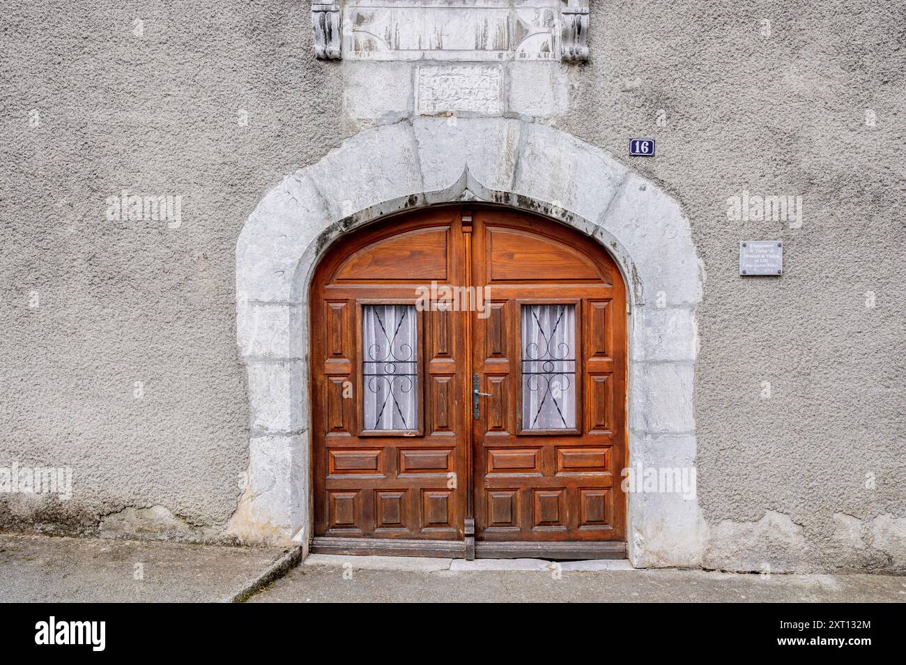 Tradizionale porta di casa del villaggio di Béarn con decorazione a cornice in marmo di Arudy, Arudy, Francia Foto Stock