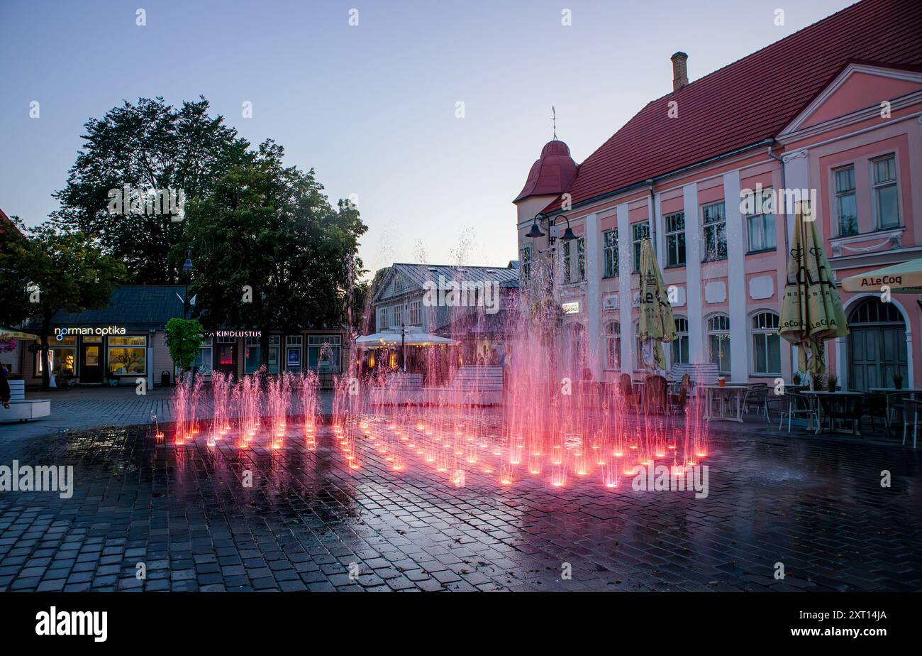 Kuressaare, contea di Saare, Estonia-10AUG2024: Piazza della città di Kuressaare in estate. Fontana con luci, spruzzi d'acqua. Foto Stock