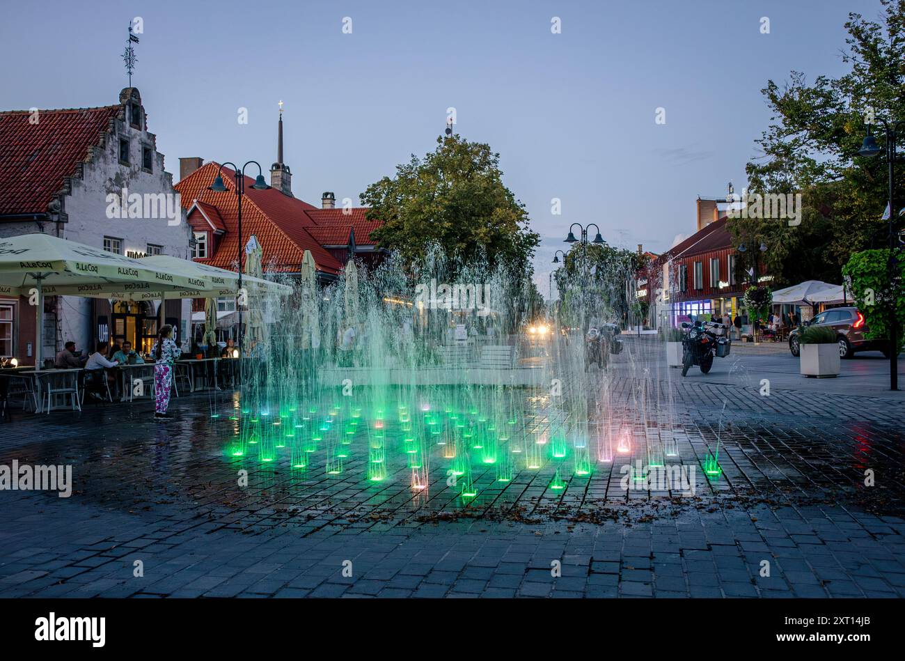 Kuressaare, contea di Saare, Estonia-10AUG2024: Piazza della città di Kuressaare in estate. Fontana con luci, spruzzi d'acqua. Foto Stock