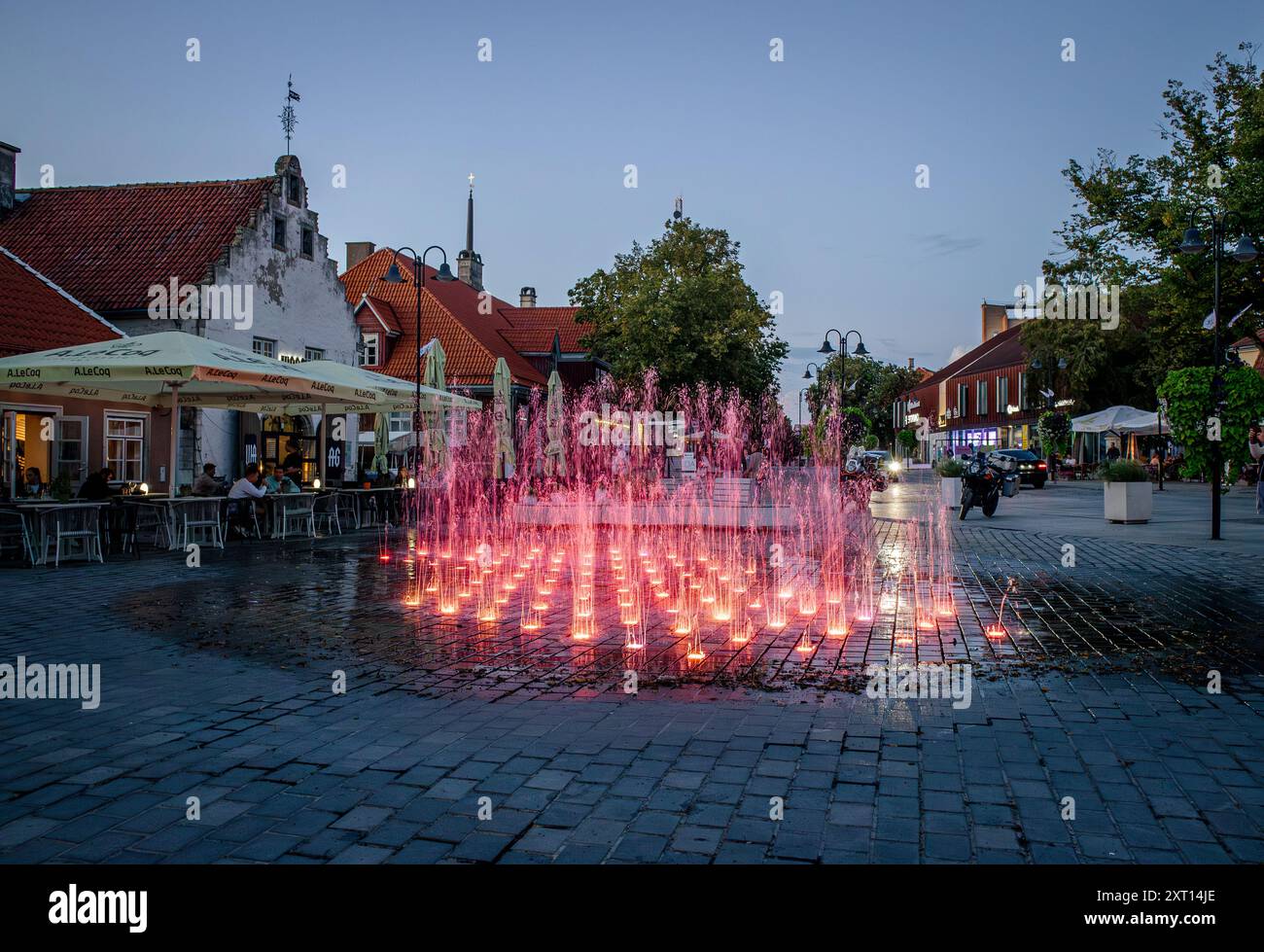 Kuressaare, contea di Saare, Estonia-10AUG2024: Piazza della città di Kuressaare in estate. Fontana con luci, spruzzi d'acqua. Foto Stock