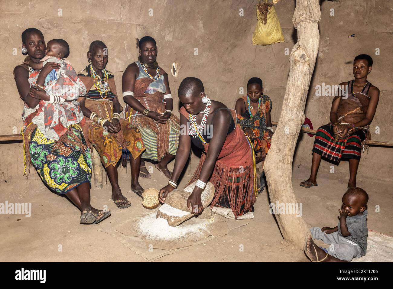Granturco macinato a pietra per Ugali, capanna interna, tribù Datoga, agricoltori, pastori, fabbri, Tanzania Foto Stock
